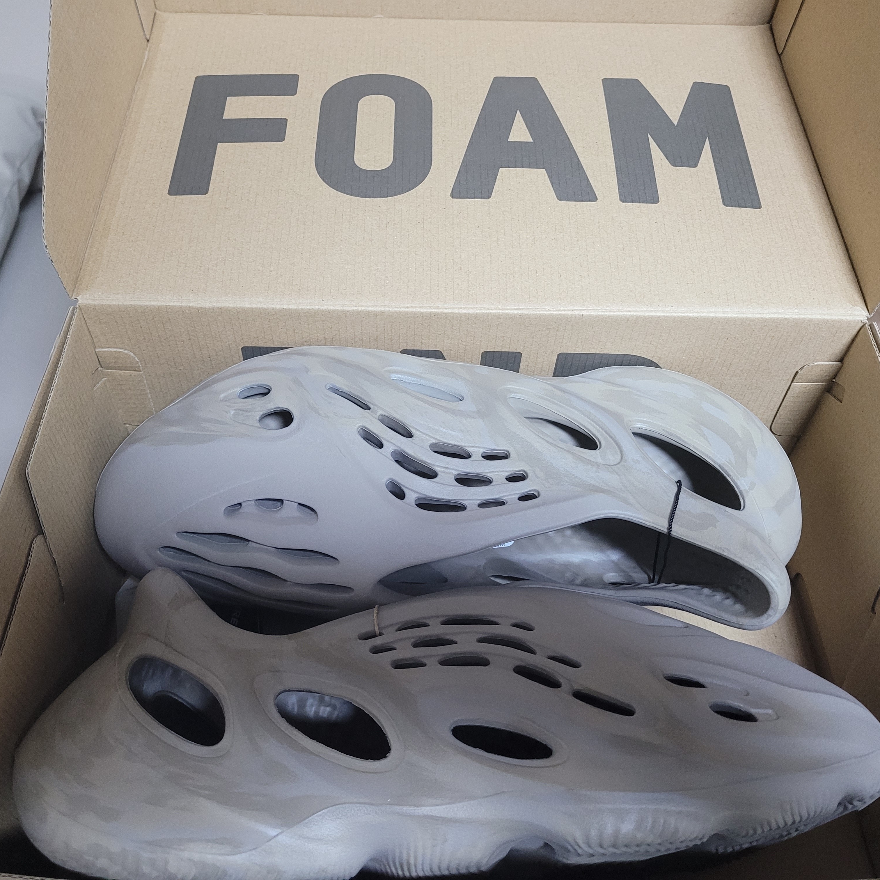 Adidas Yeezy Foam RNNR Stone Sage 착용 스타일 - 1