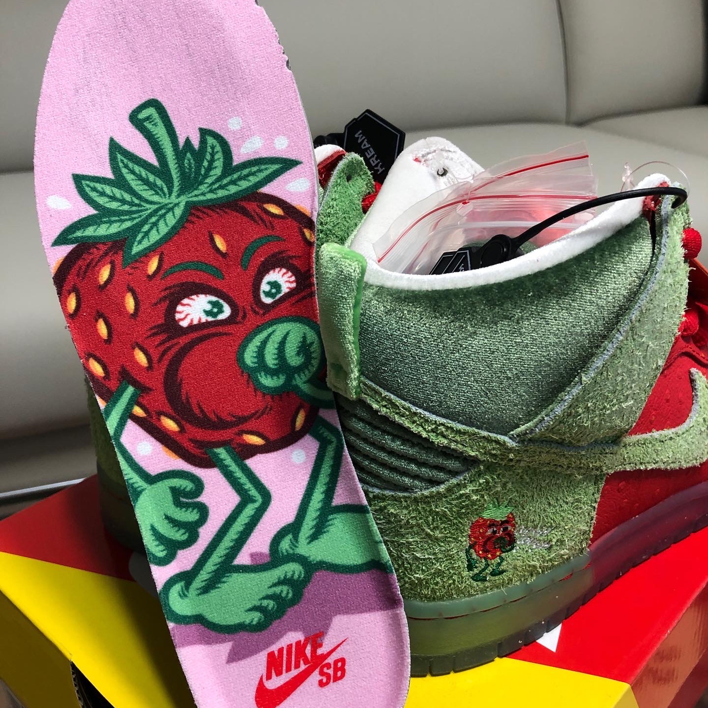 Nike SB Dunk High Pro QS Strawberry 착용 스타일 - 1