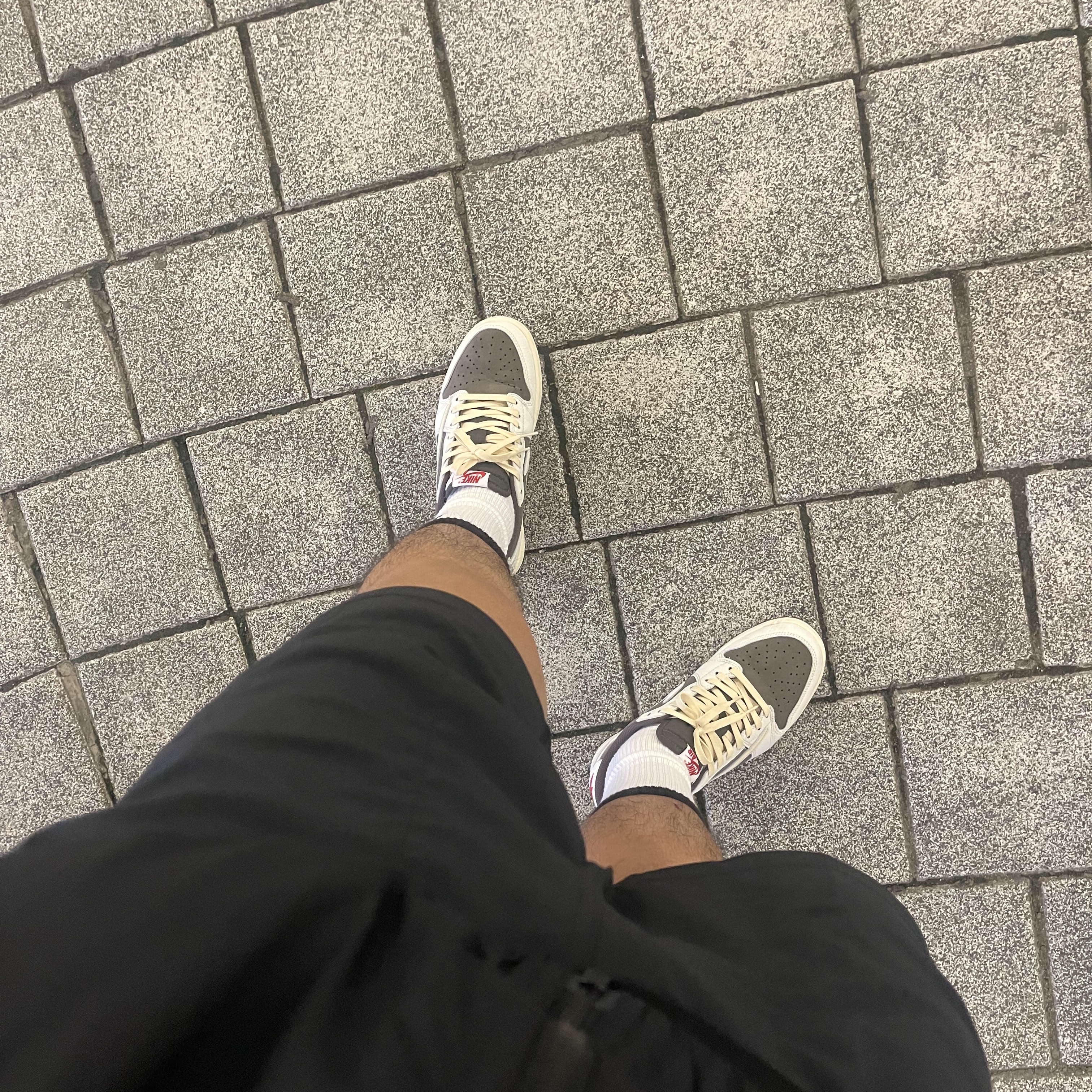 Jordan 1 x Travis Scott Retro Low OG SP Sail and Ridgerock 착용 스타일 - 2