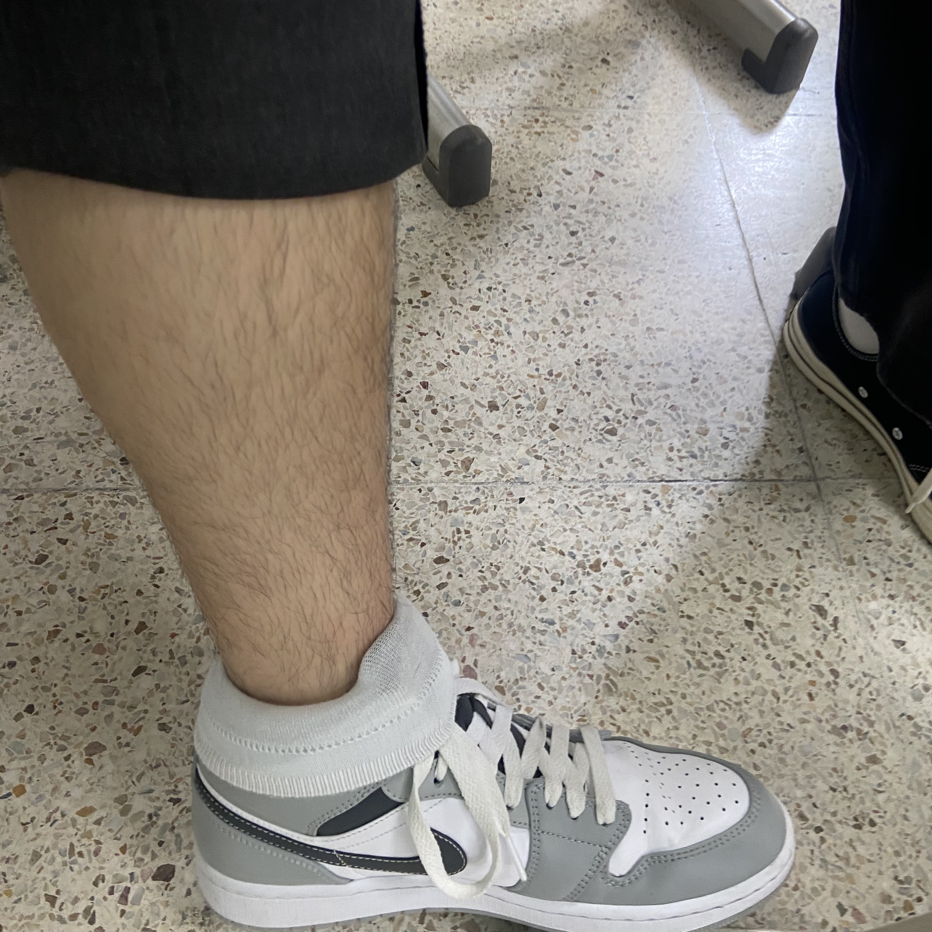 Jordan 1 Mid Light Smoke Grey Anthracite, Thom Browne Milano Stitch 4-Bar Cardigan Medium Grey 착용 스타일