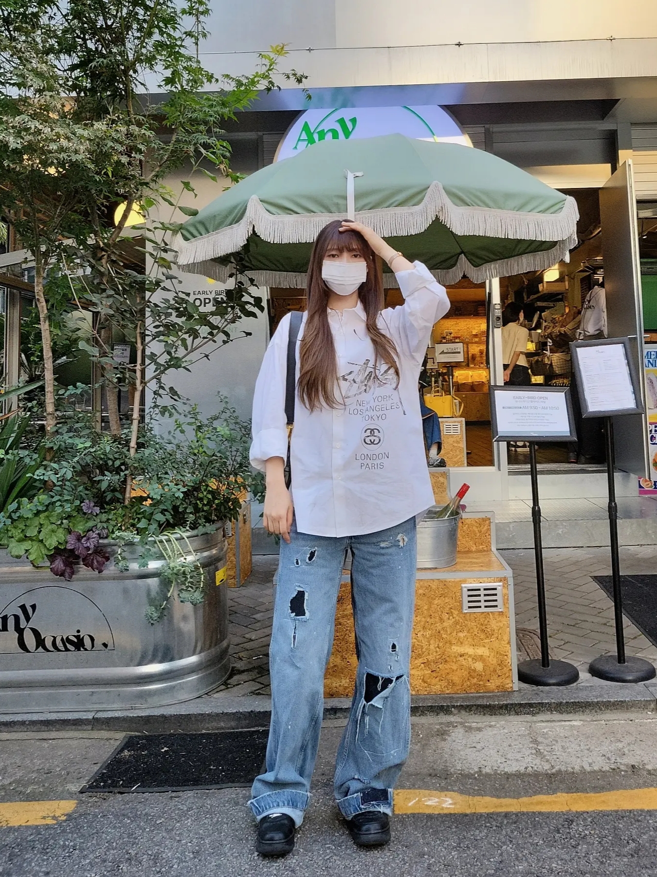 Stussy World Tour Shirt White, Zara x Ader Error Patchwork Jeans Blue 착용 스타일 - 1
