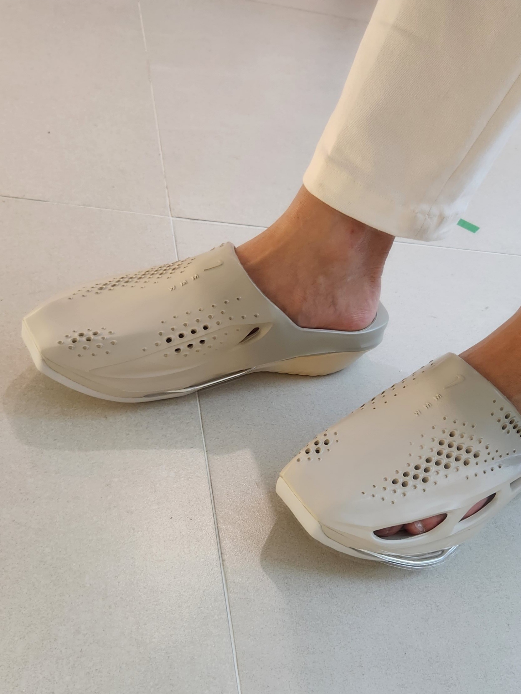 Nike x Matthew M Williams 005 Slide Light Bone and Chrome 착용 스타일 - 2