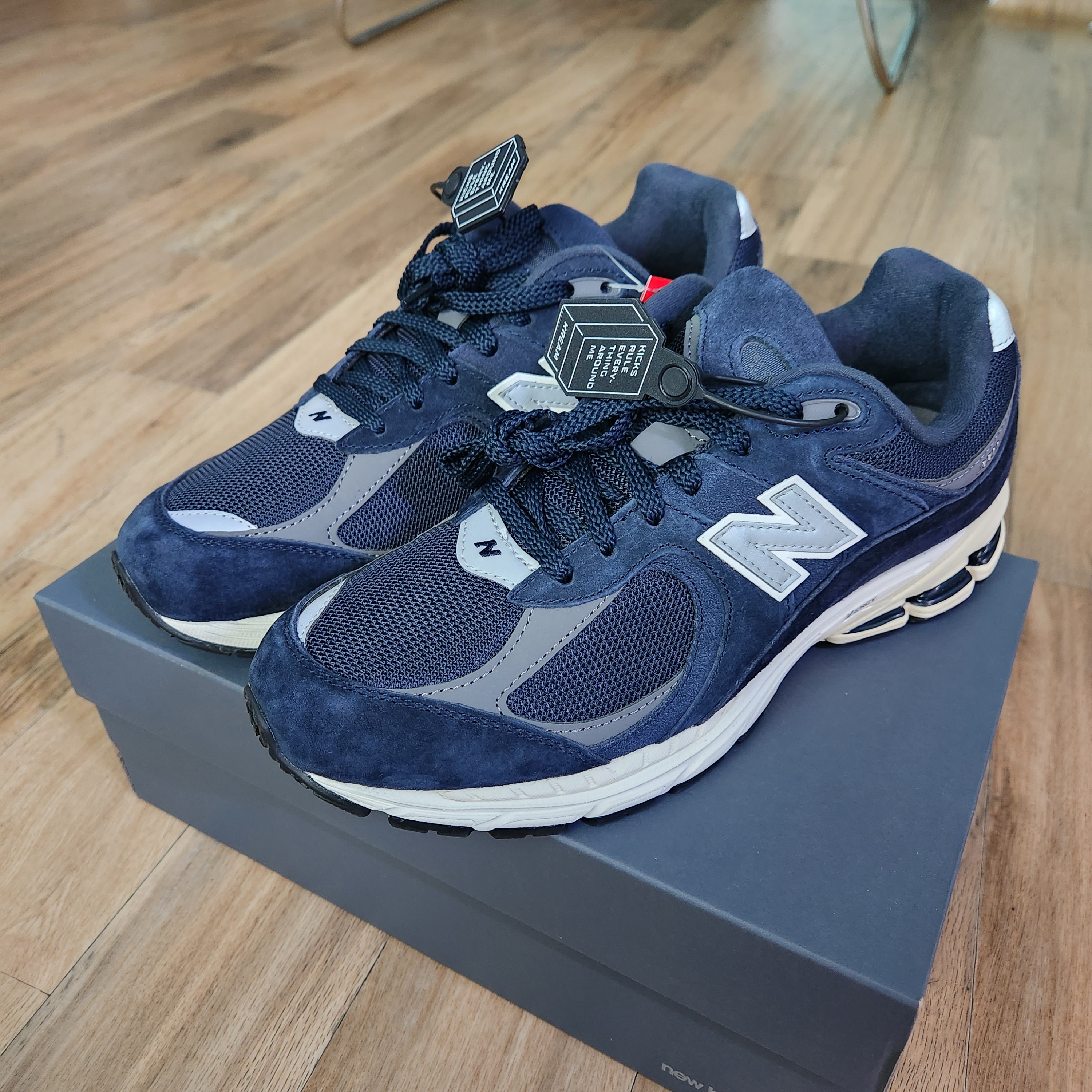 New Balance 2002R Eclipse Castlerock 착용 스타일