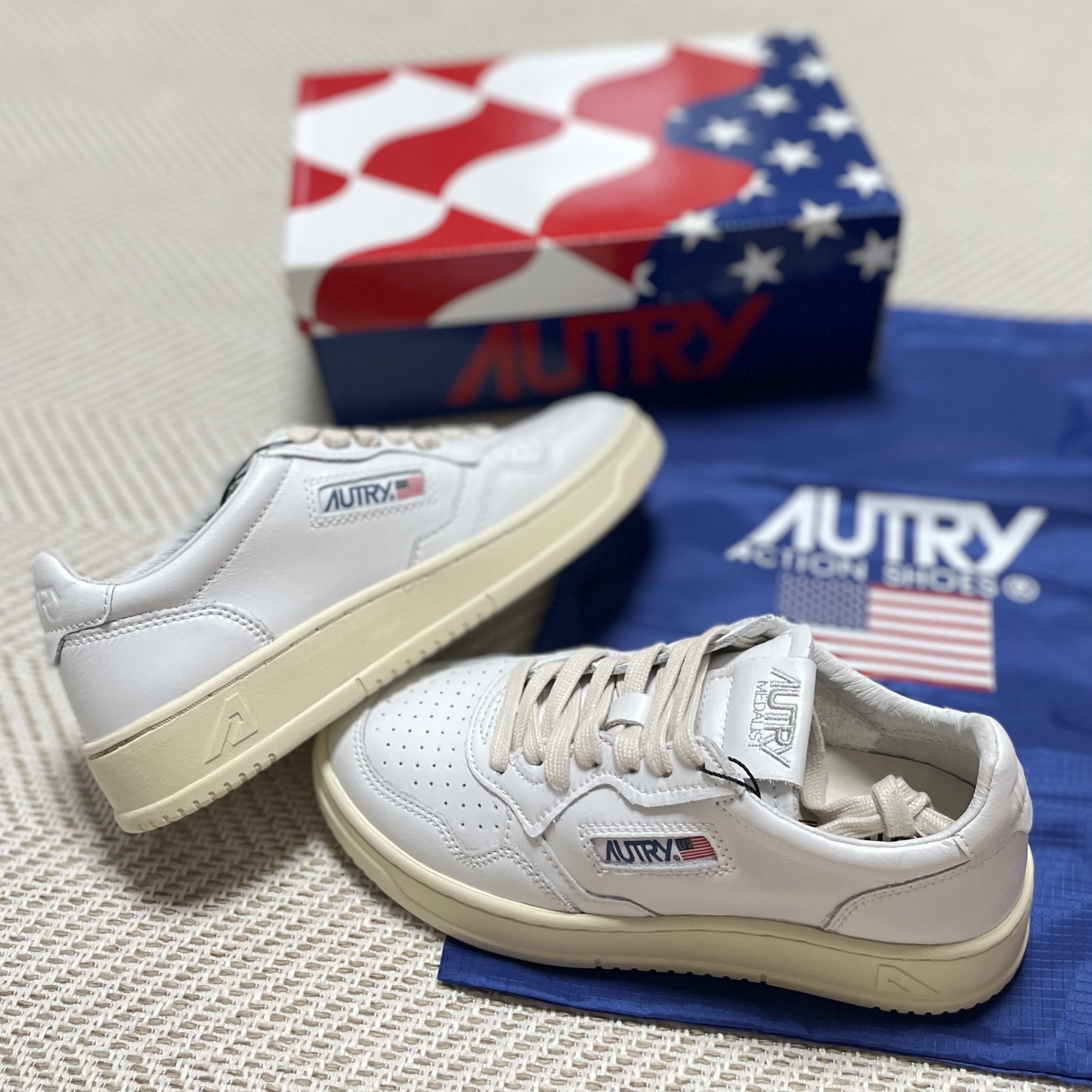 (W) Autry Medalist Low Leather Sneakers White 착용 스타일 - 2
