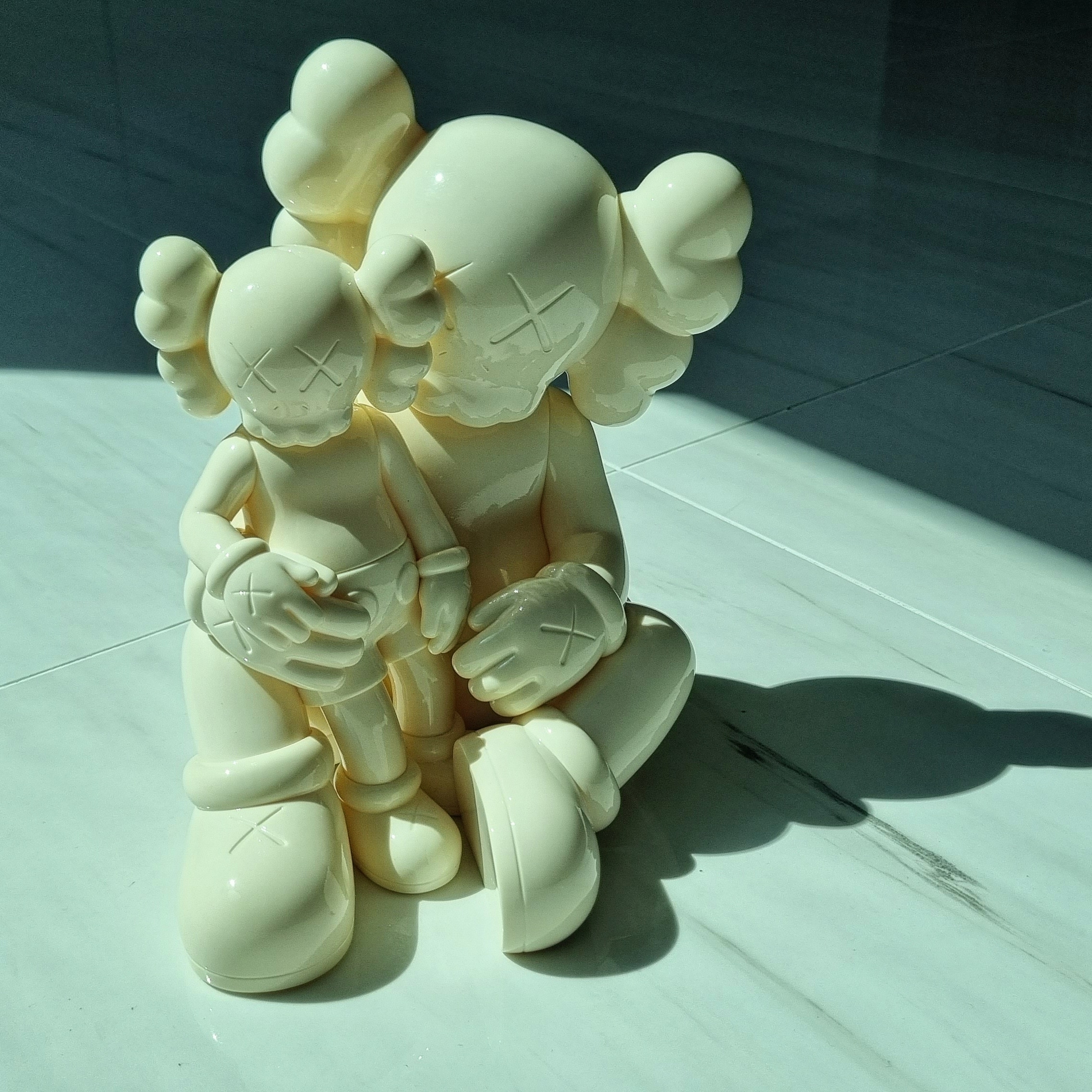 Kaws Holiday Changbai Mountain Vinyl Figure Snowy White 착용 스타일