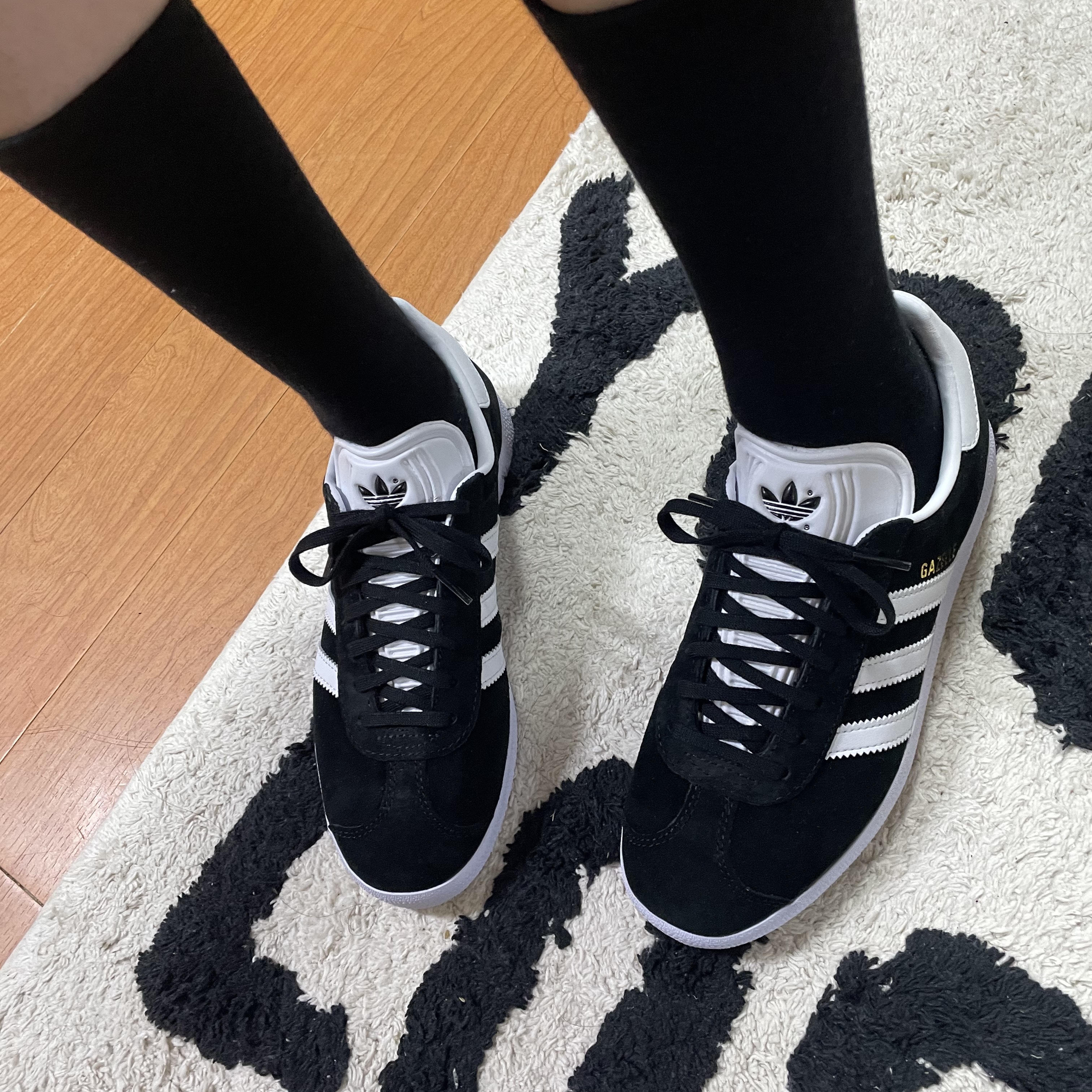 Adidas Gazelle Core Black White 착용 스타일 - 2