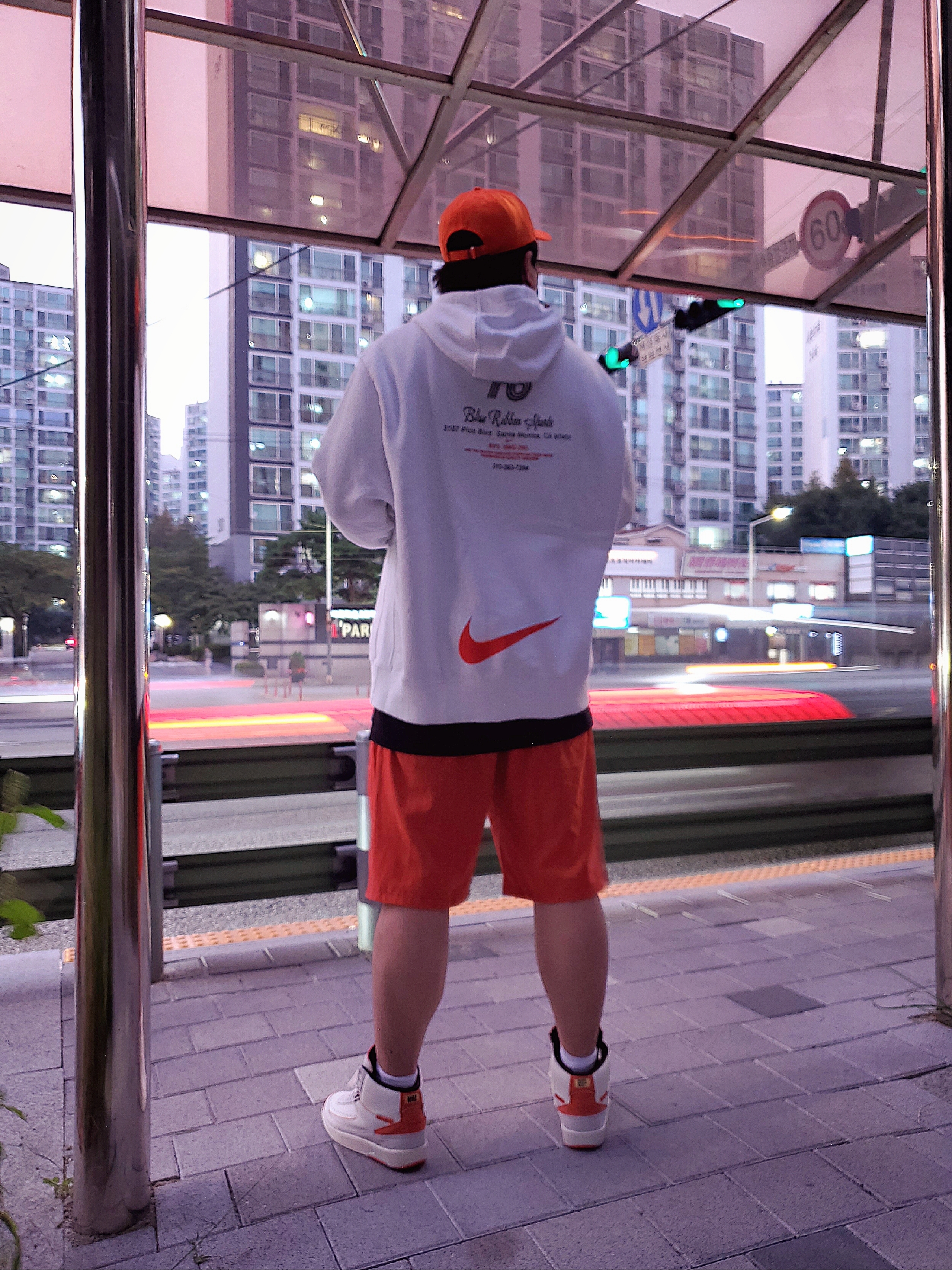 Jordan 2 x Maison Chateau Rouge Retro SP Orange and Sail 착용 스타일 - 2