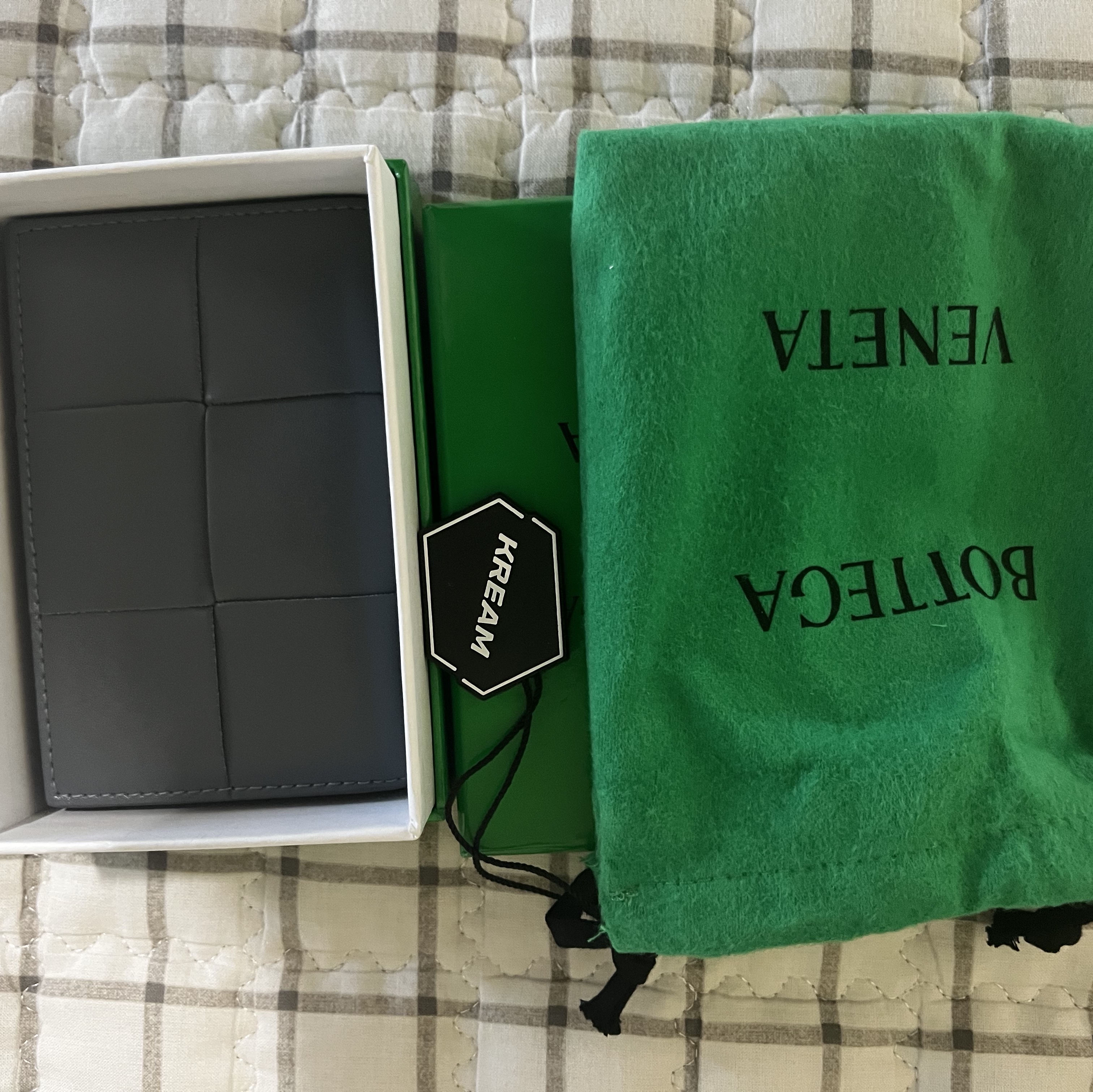 Bottega Veneta Flap Card Case Black 착용 스타일