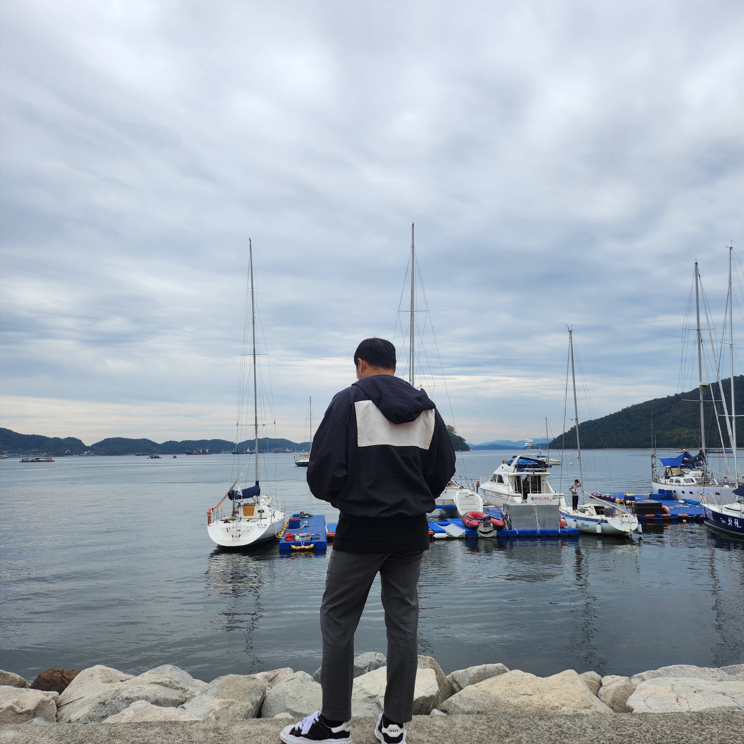 Nike x Fear of God Bomber Hooded Jacket Black, Maison Mihara Yasuhiro Blakey OG Sole Canvas Low-top Sneakers Black 착용 스타일