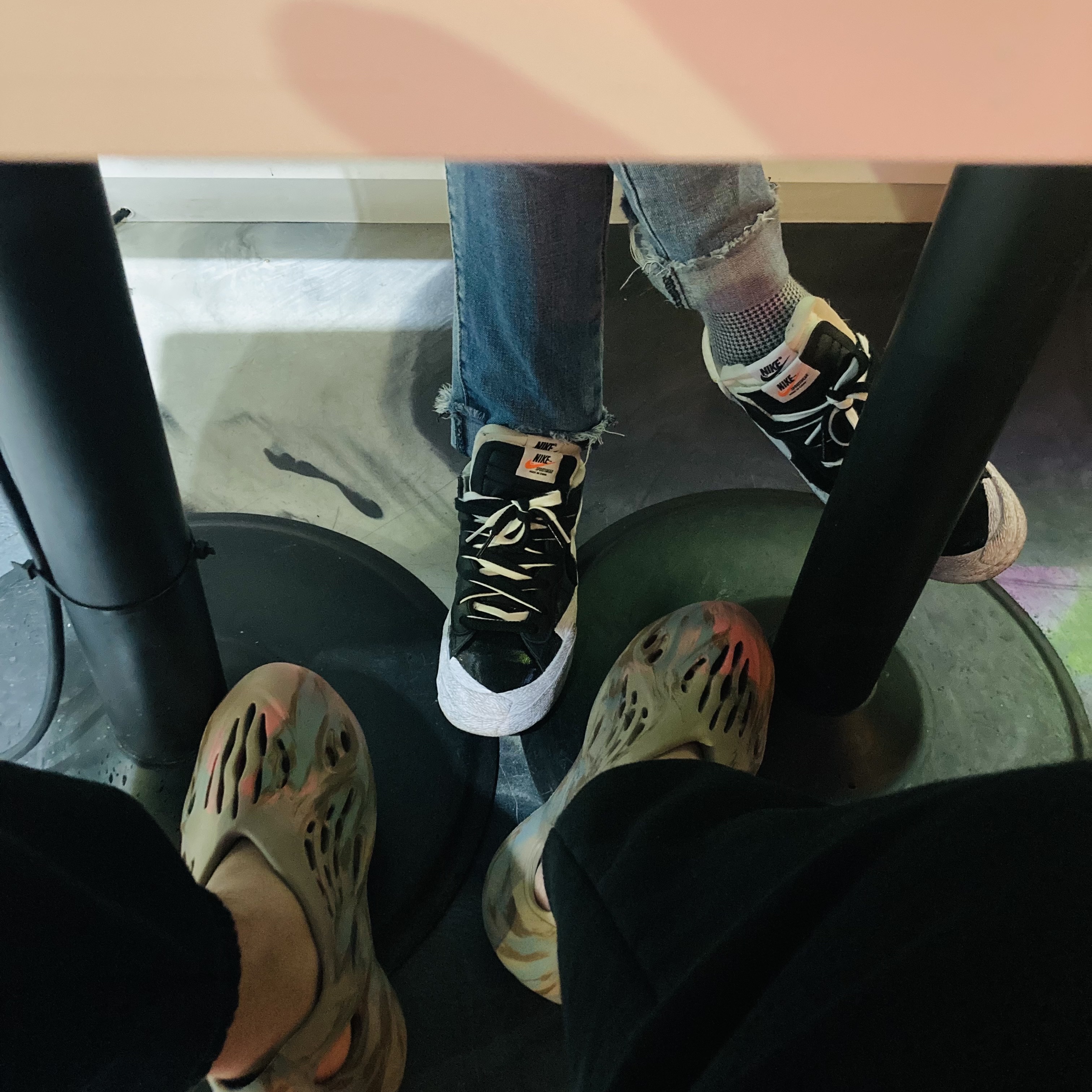 Adidas Yeezy Foam RNNR MX Sand Grey, Nike x Sacai Blazer Low Black Patent Leather 착용 스타일 - 1