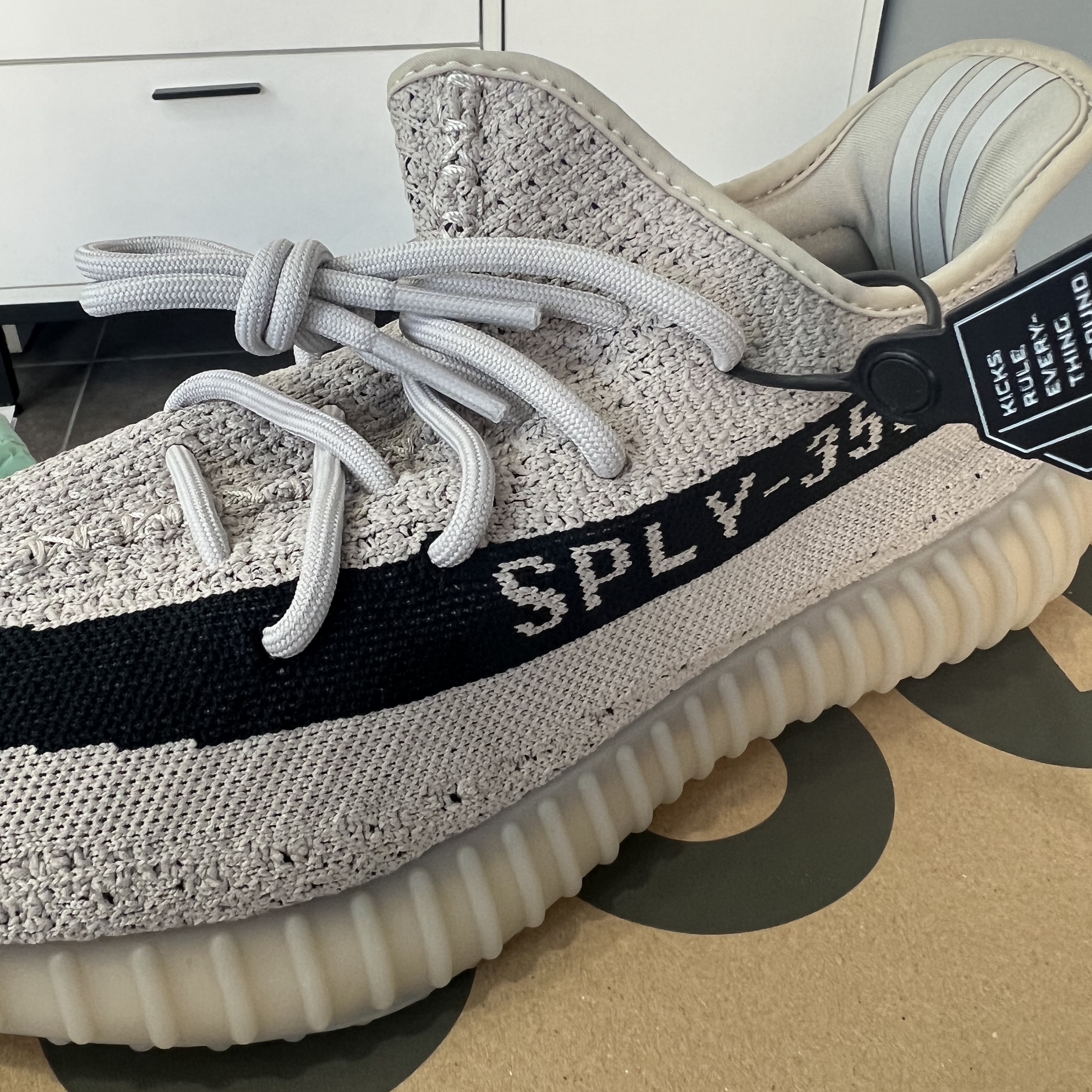 Adidas Yeezy Boost 350 V2 Slate Core Black 2022/2023 착용 스타일 - 1