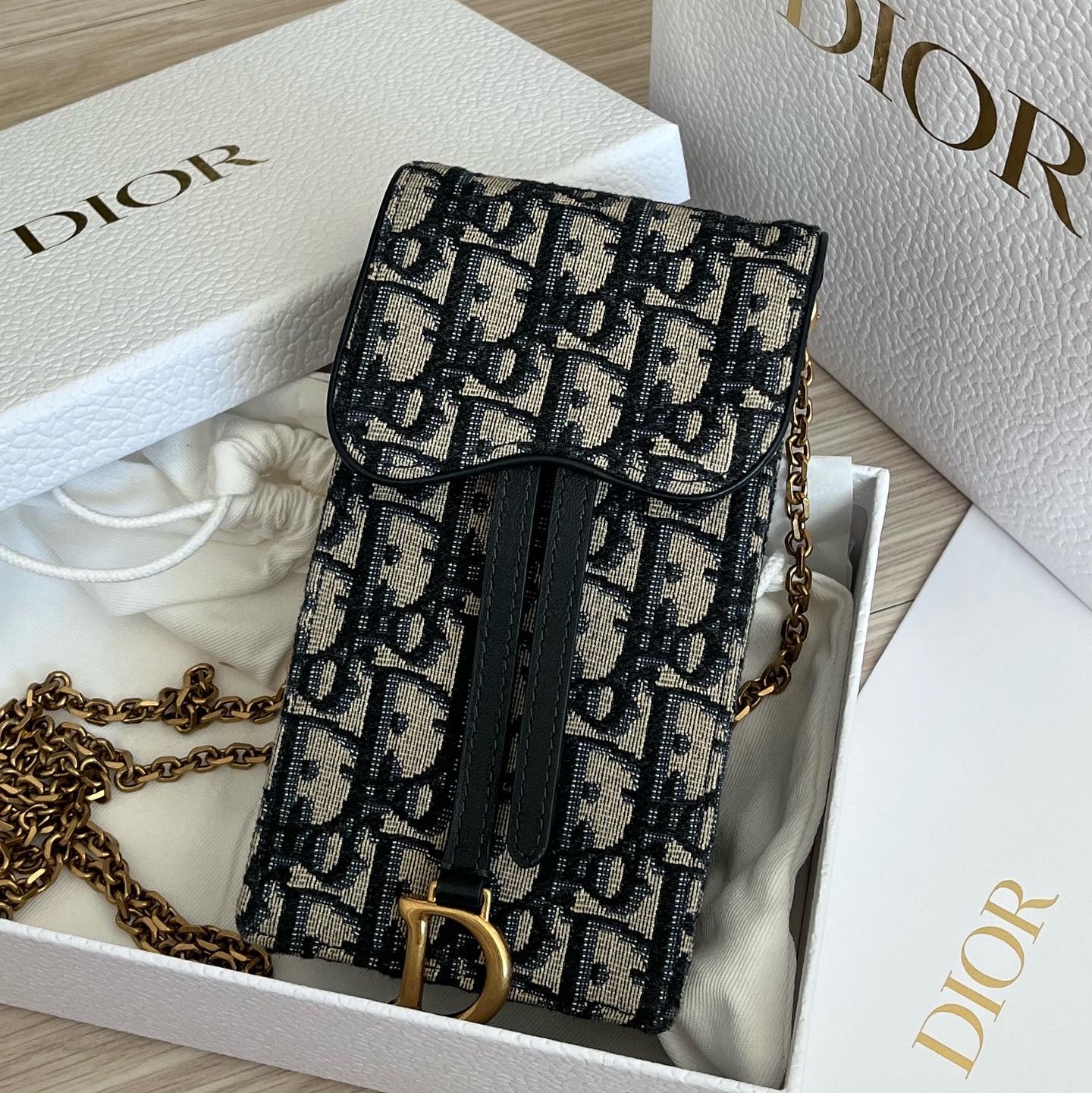 Dior Saddle Vertical Pouch Blue Dior Oblique Jacquard 착용 스타일