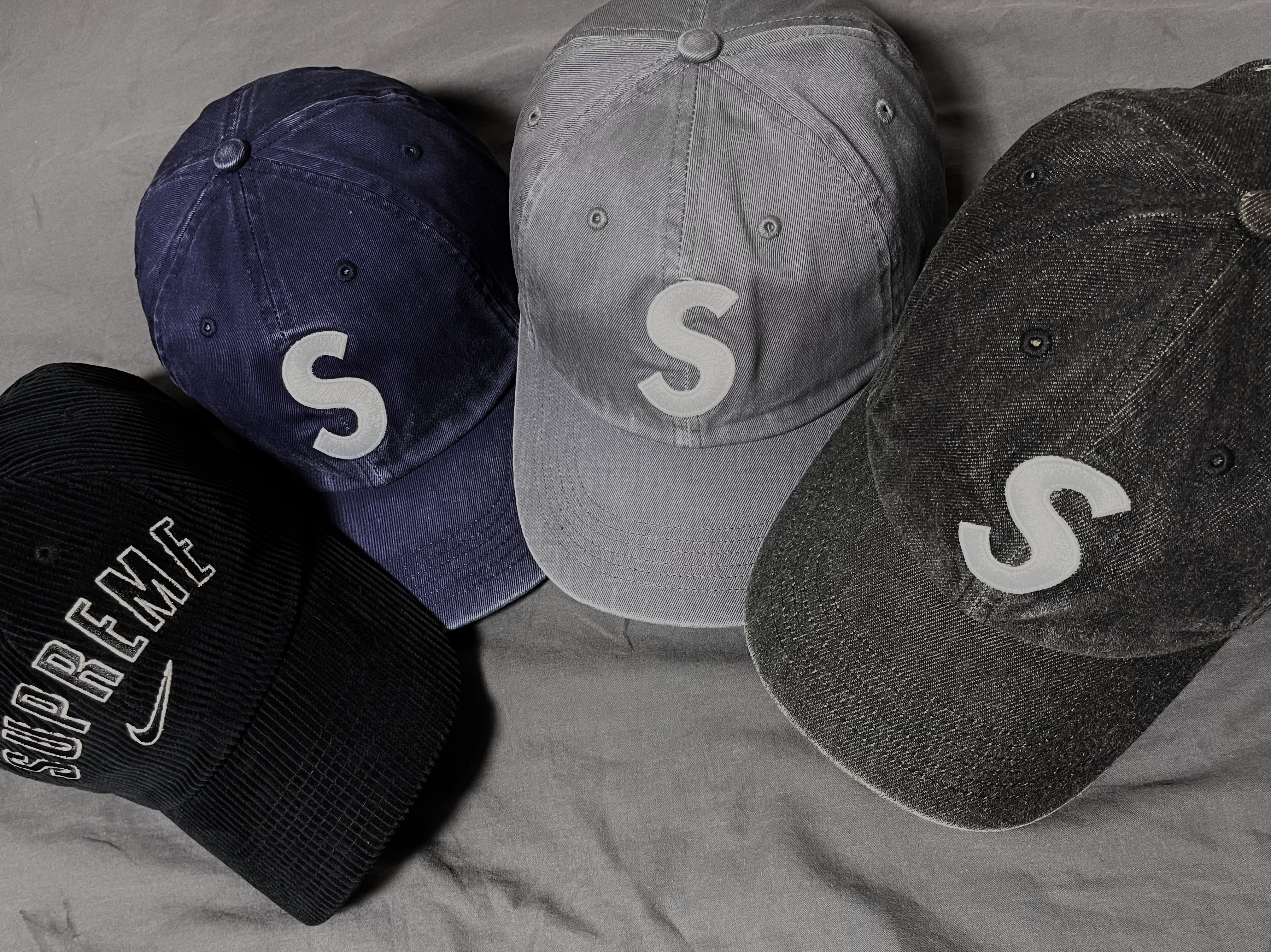 Supreme x Nike Arc Corduroy 6-Panel Black - 22SS, Supreme Pigment Print S Logo 6-Panel Indigo - 22FW 착용 스타일