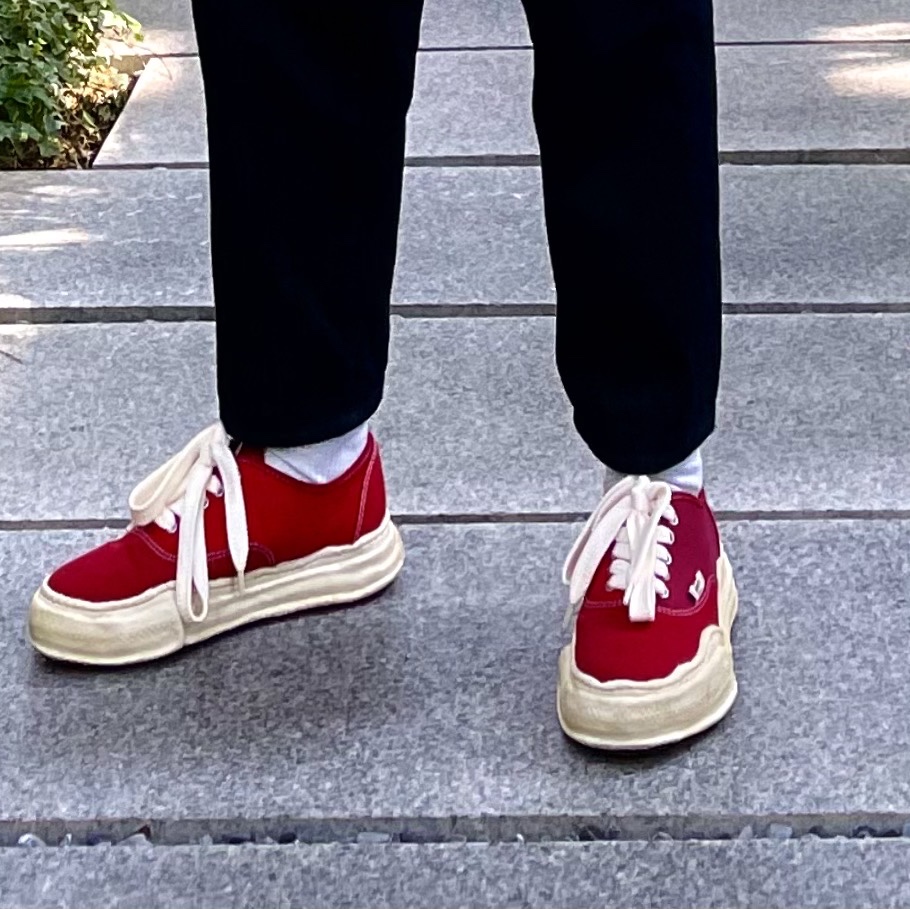 Maison Mihara Yasuhiro Baker OG Sole OD Canvas Low-top Sneakers Red 착용 스타일
