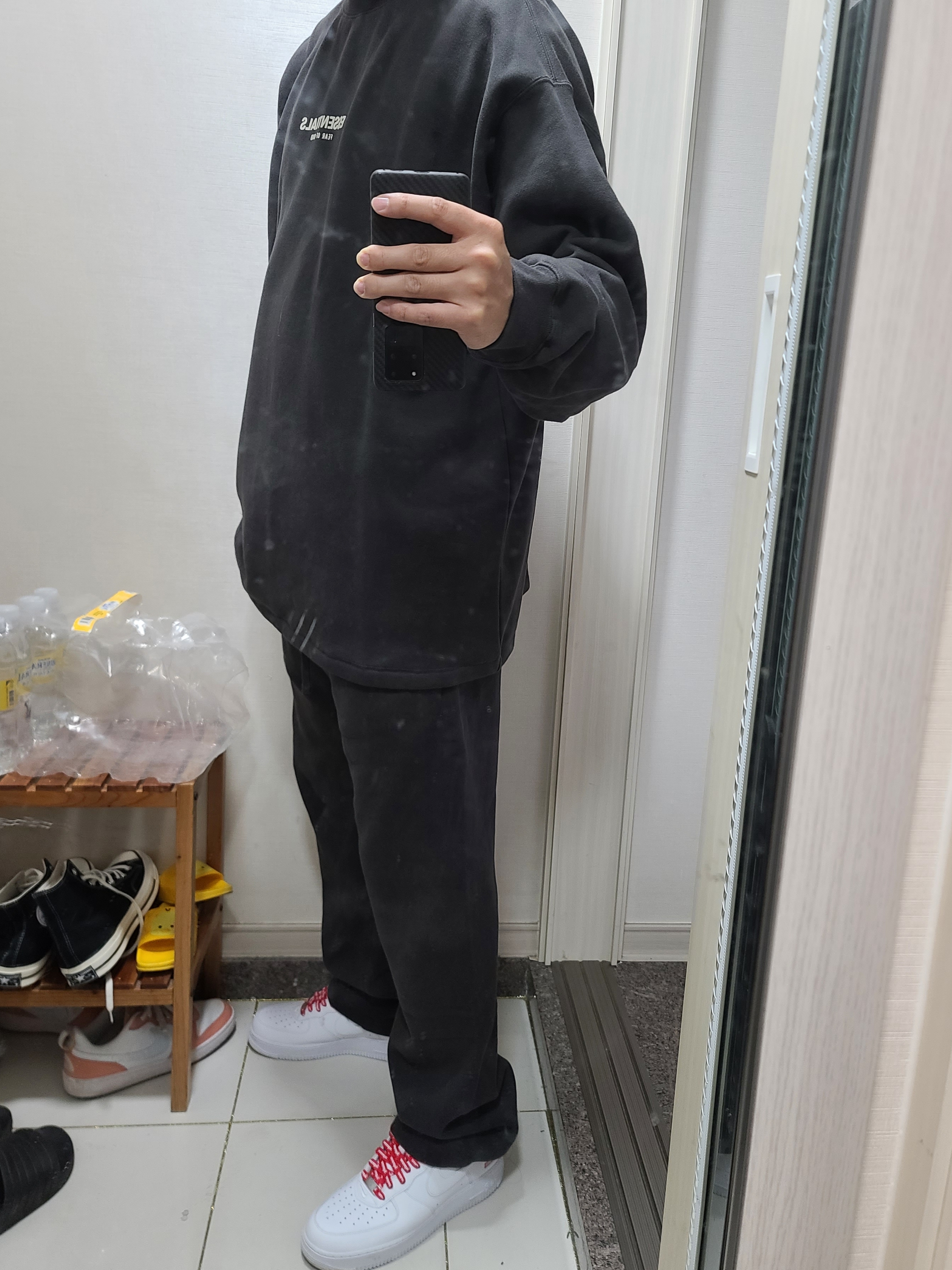 Essentials 1977 Relaxed Sweatpants Iron - 22SS, Essentials Relaxed Crewneck Sweatshirt Iron - 22SS 착용 스타일