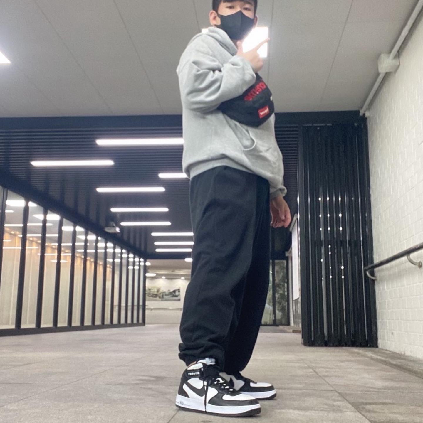 Nike x Supreme Air Force 1 Low Black, Nike x Supreme Air Force 1 Low White 착용 스타일 - 2