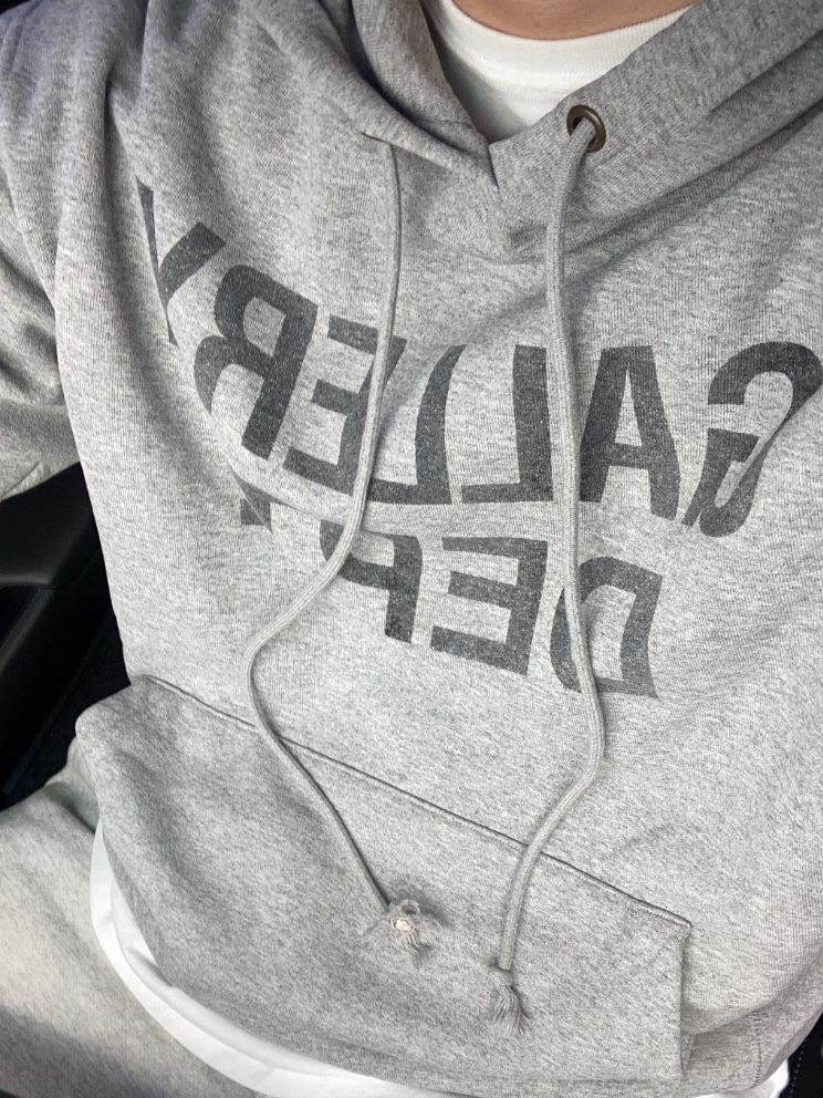 Gallery Dept. Center Logo Hoodie Heather Grey 착용 스타일
