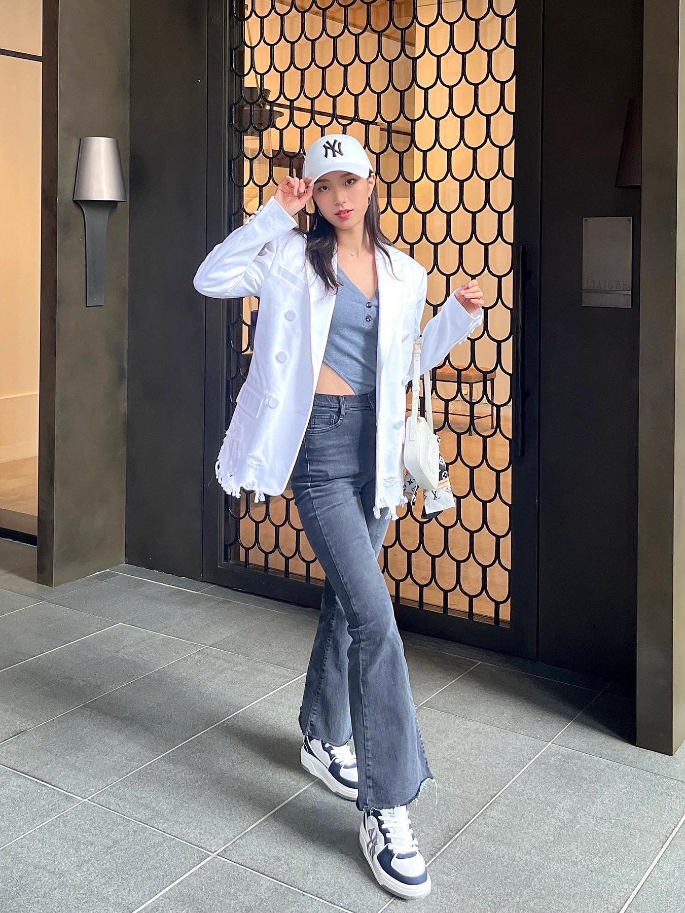 (W) Louis Vuitton Monogram Confidential Bandeau Black, Celine Camera Shoulder Bag Cuir Triomphe in Calfskin Tan 착용 스타일 - 3