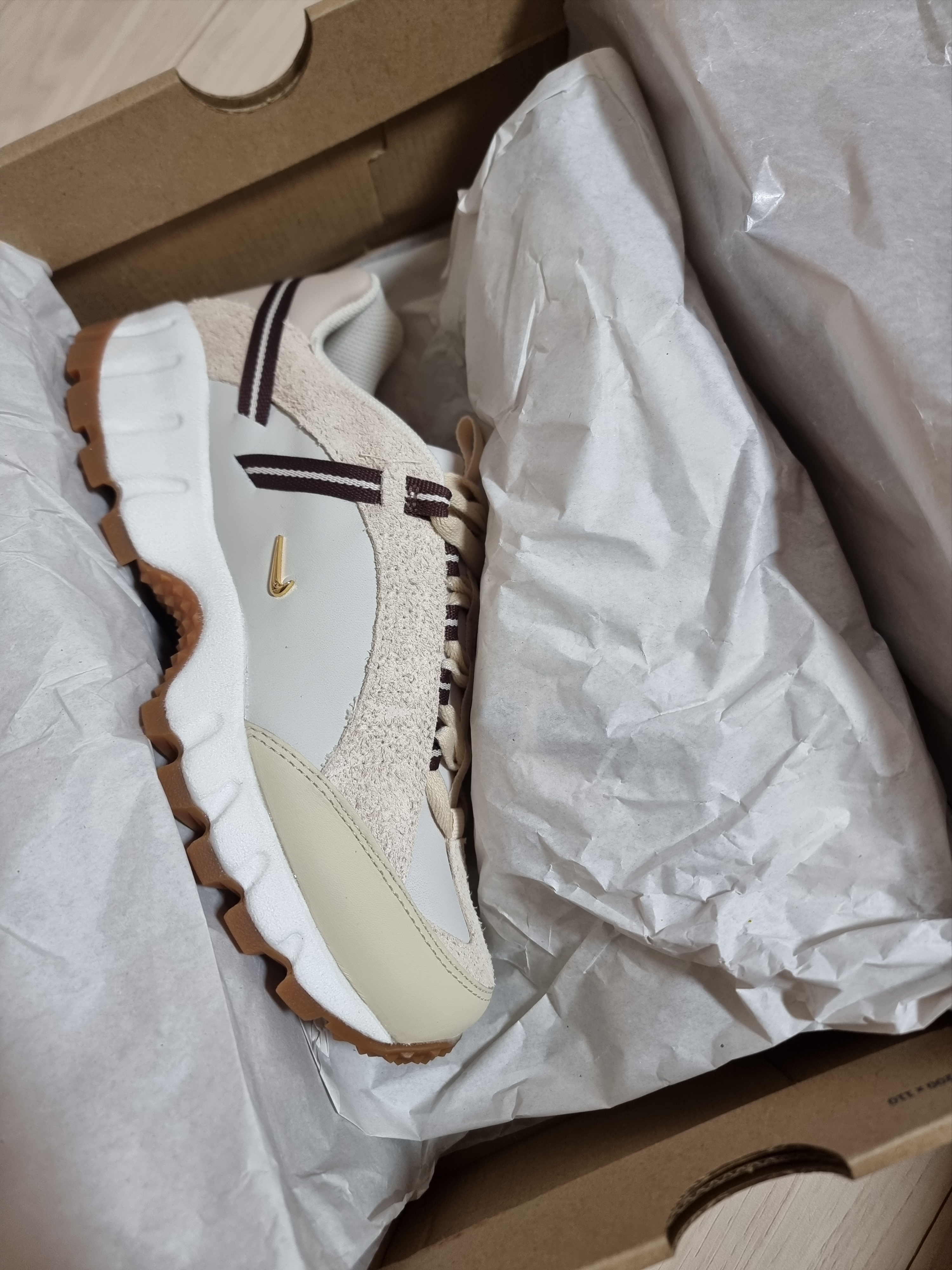 Nike x Jacquemus Air Humara LX Light Bone and Gold 착용 스타일 - 2
