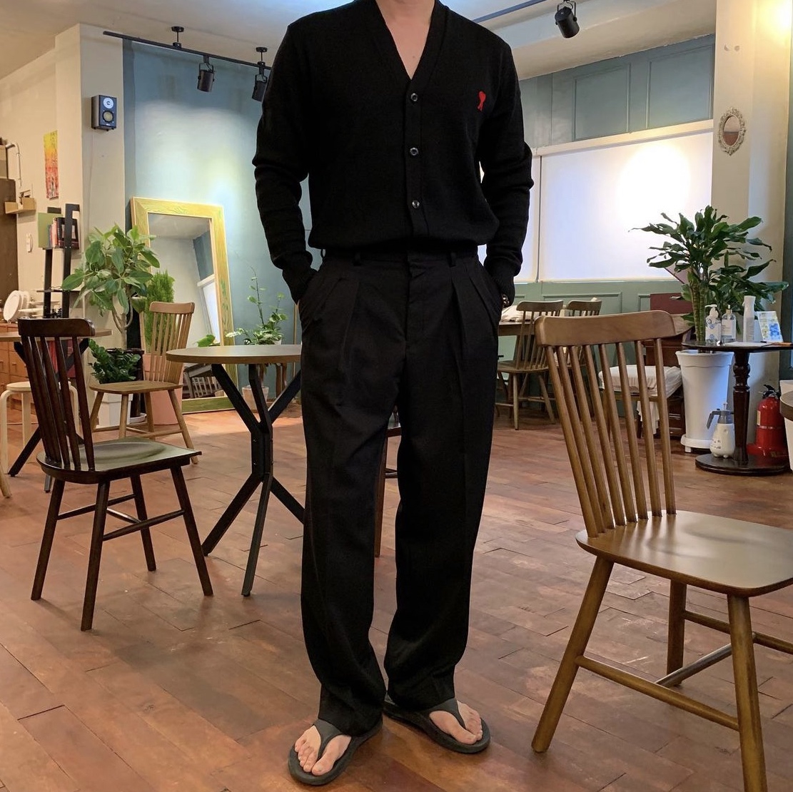 AMI de Coeur Wool Cardigan Black, Oofos OOriginal Black 착용 스타일