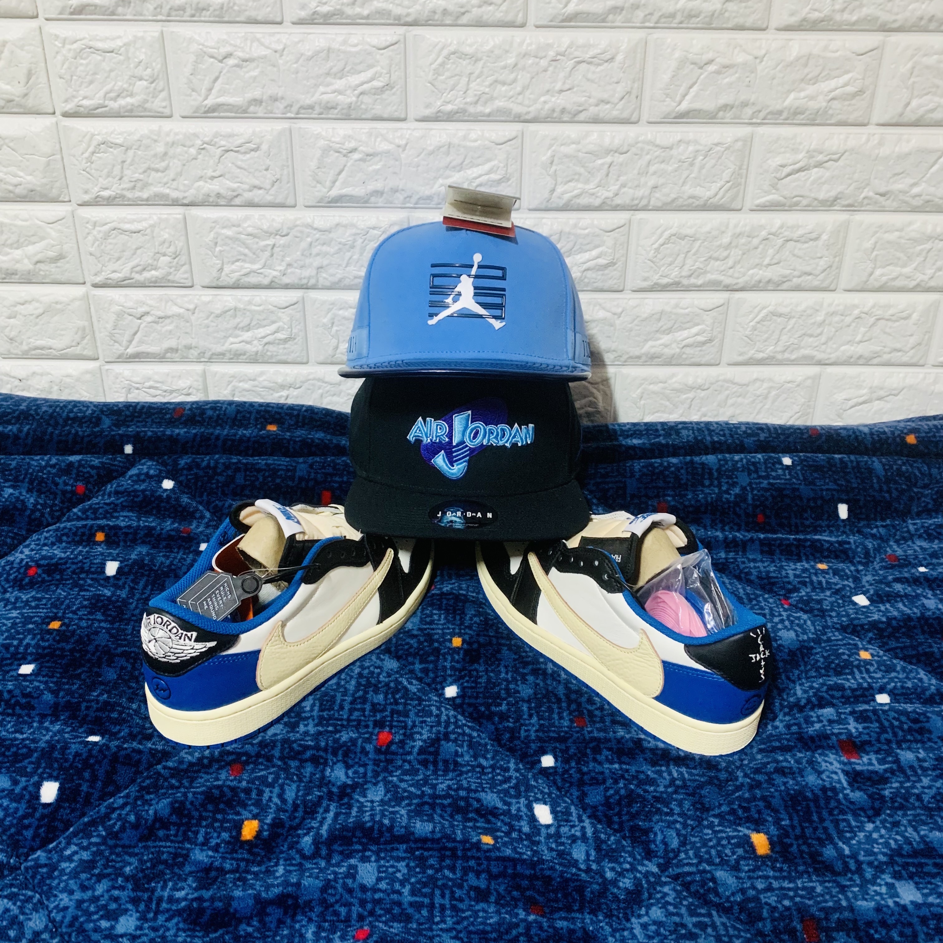 Jordan 1 x Travis Scott x Fragment Retro Low OG SP Military Blue 착용 스타일 - 1
