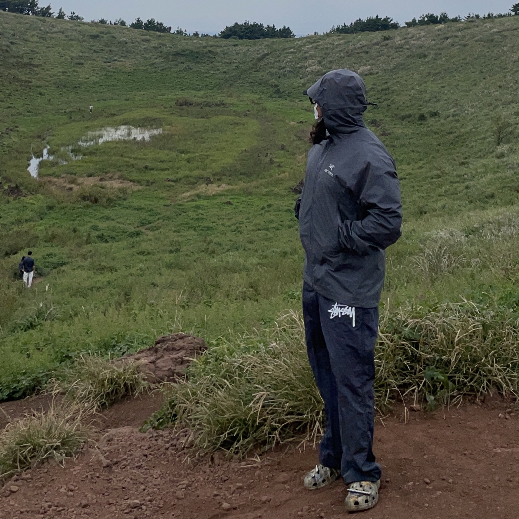 Arc'teryx Beta Jacket Cloud, Nike x Stussy Beach Pants Off Noir 착용 스타일