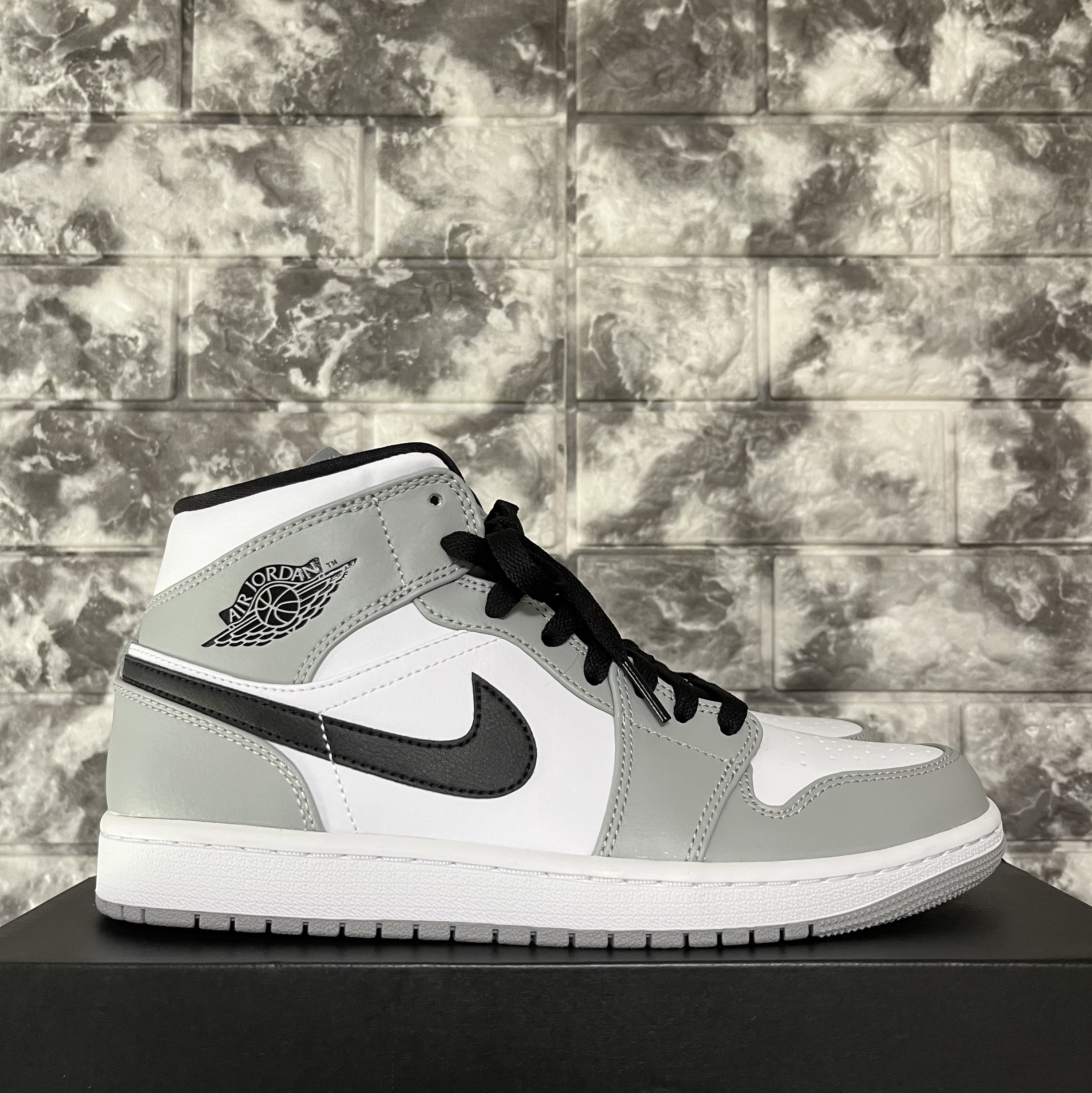 Jordan 1 Mid Light Smoke Grey 착용 스타일