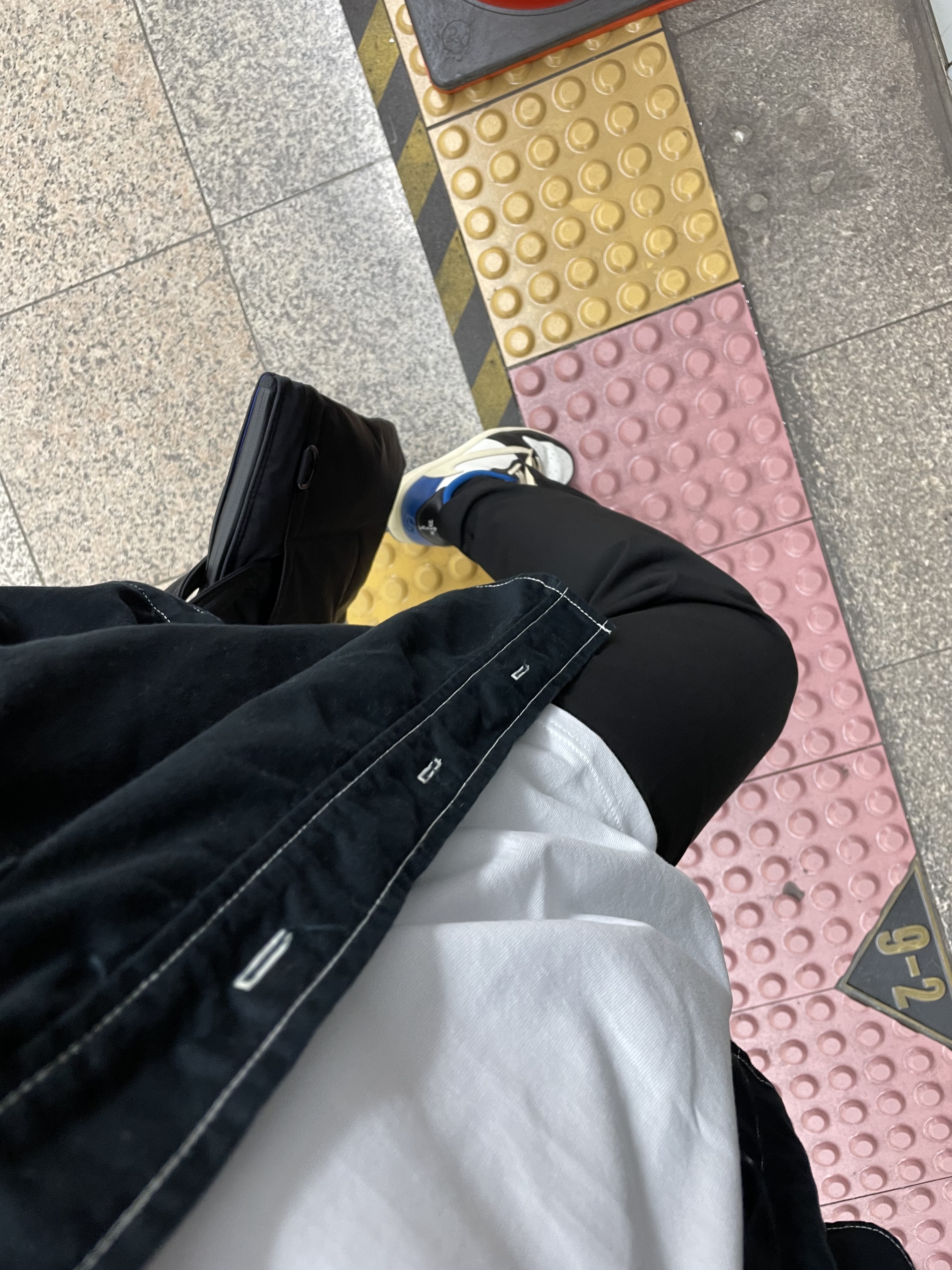 Jordan 1 x Travis Scott x Fragment Retro Low OG SP Military Blue 착용 스타일 - 1