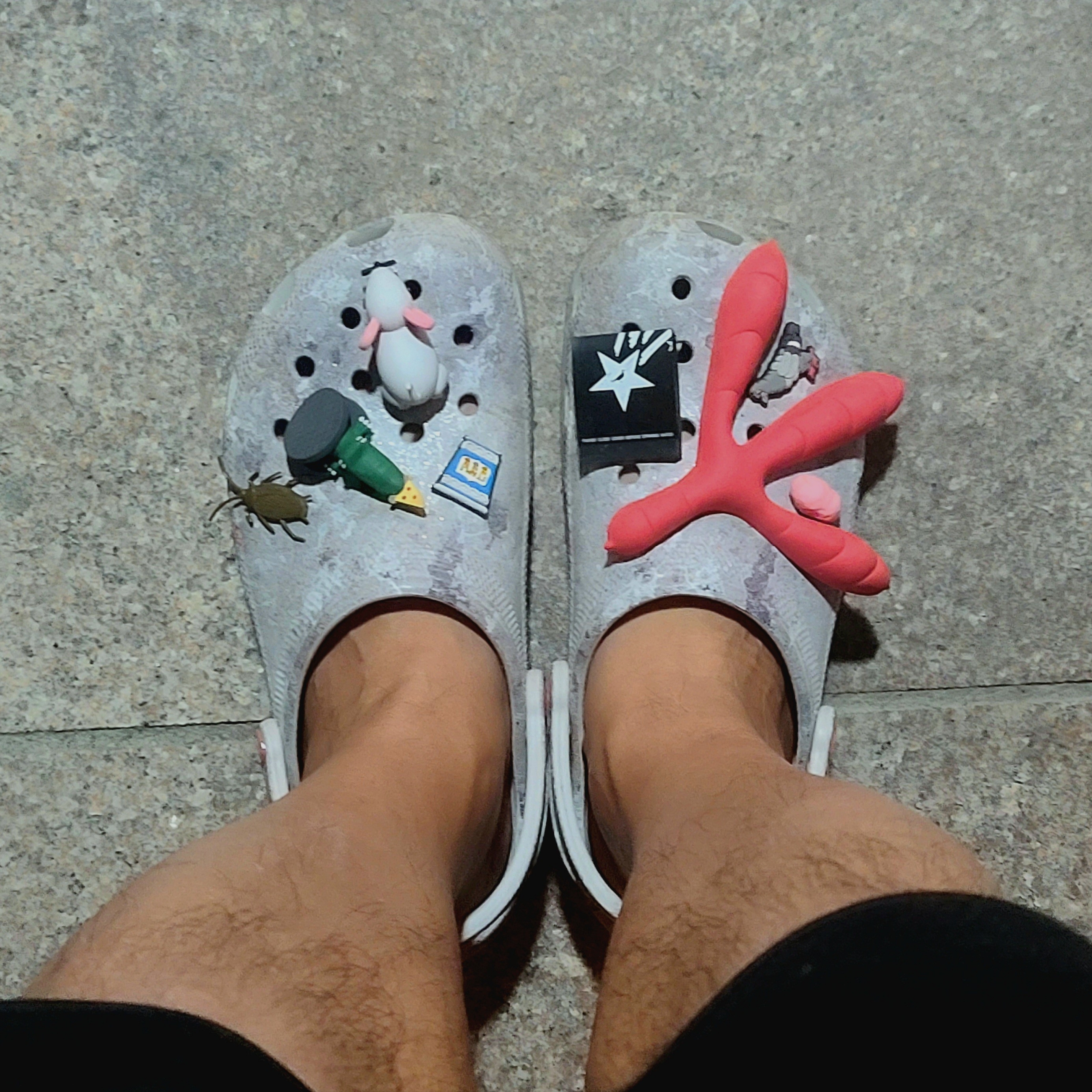 Crocs x Staple Classic Clog Grey Red 착용 스타일