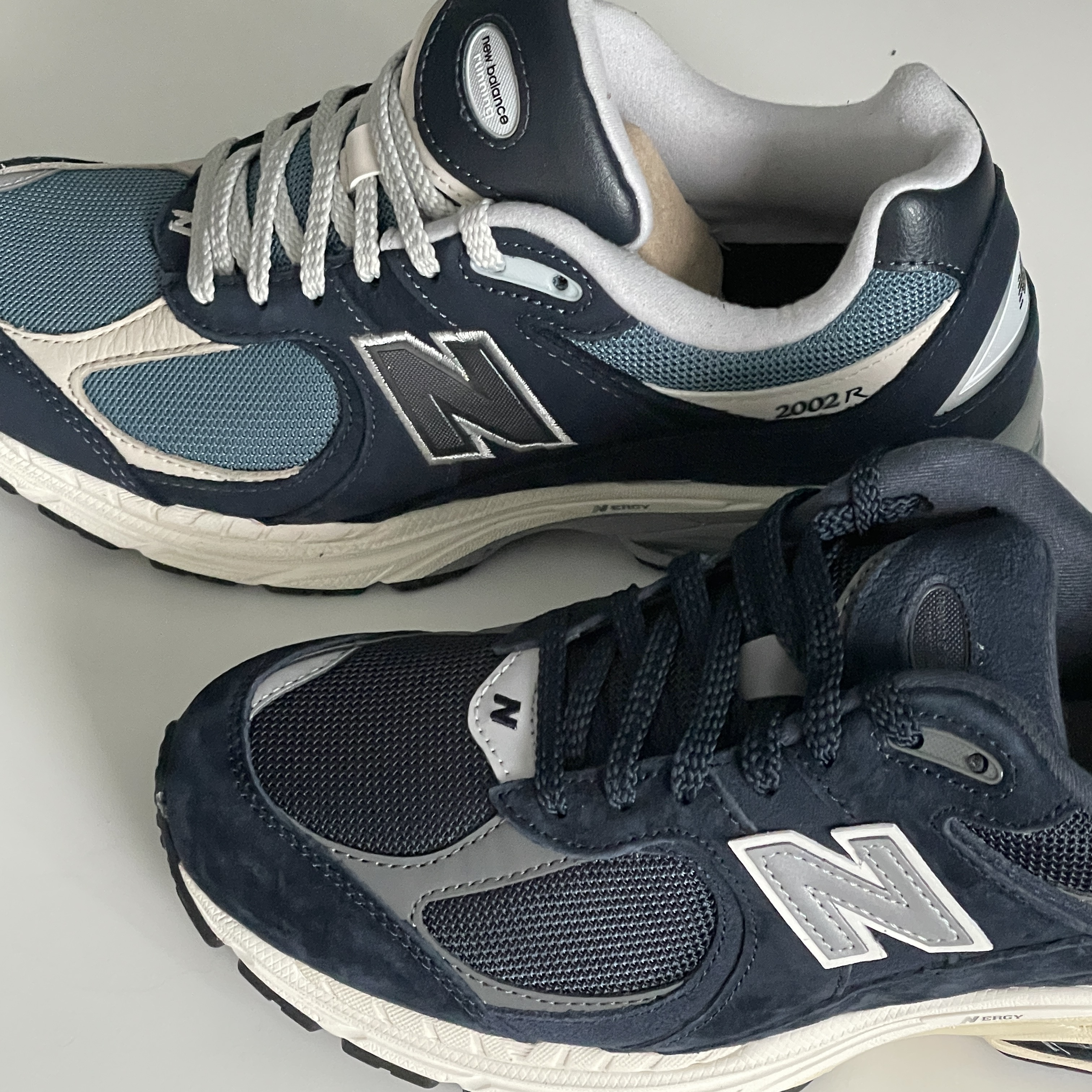 New Balance 2002R Eclipse Castlerock, New Balance 2002R Dark Navy 착용 스타일 - 1