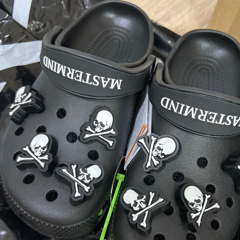 Crocs x Mastermind Classic Clog Black 착용 스타일