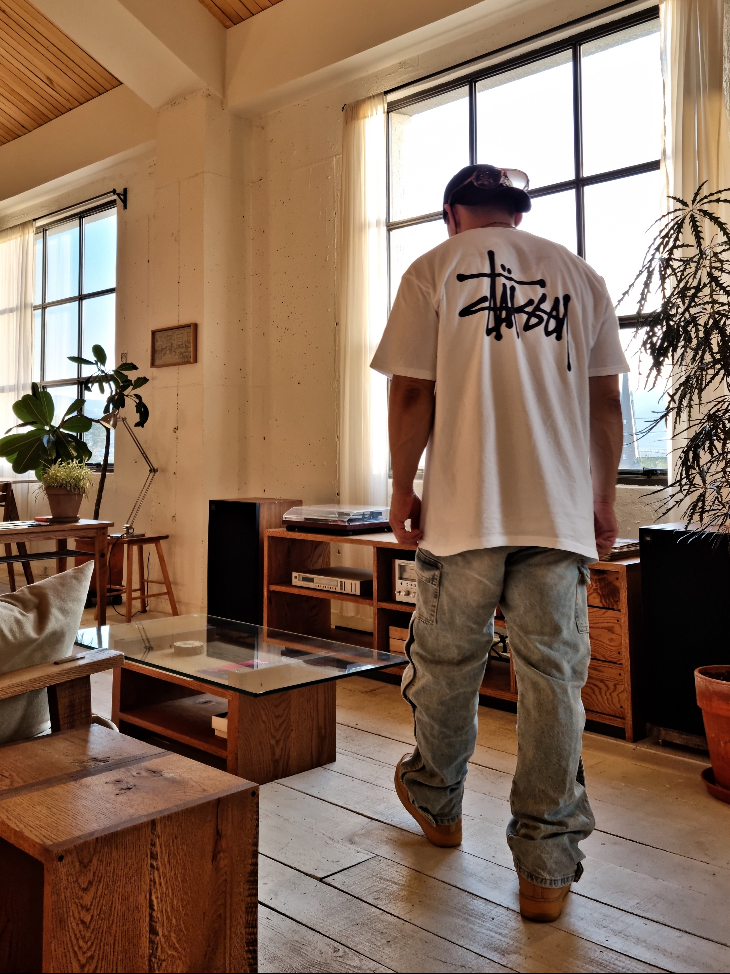 Darkr8m Studio Upside Down Silver Logo Cap, Stussy Basic Stussy T-Shirt White 2022 착용 스타일 - 2