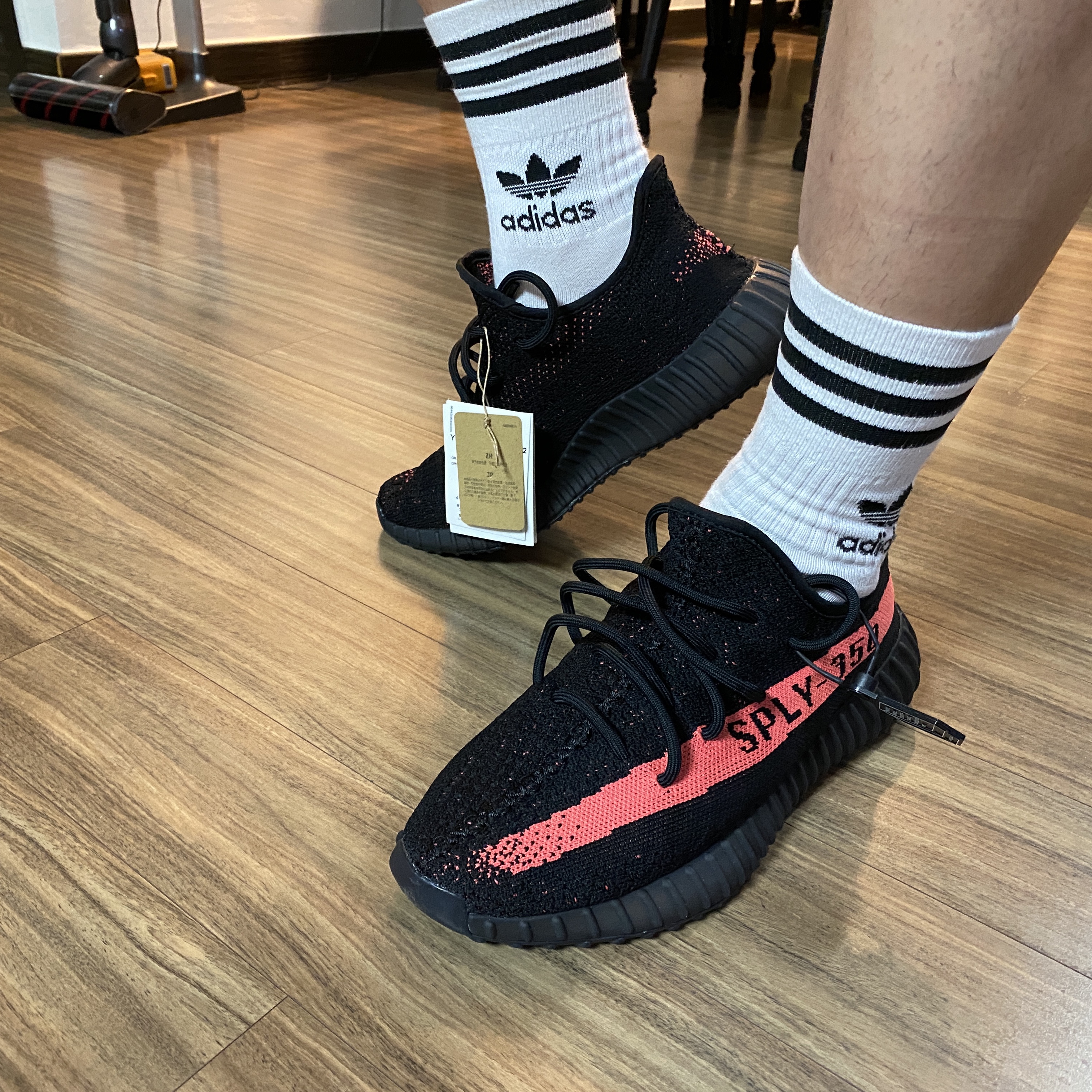 Adidas Yeezy Boost 350 V2 Core Black Red 2022/2023 착용 스타일 - 2