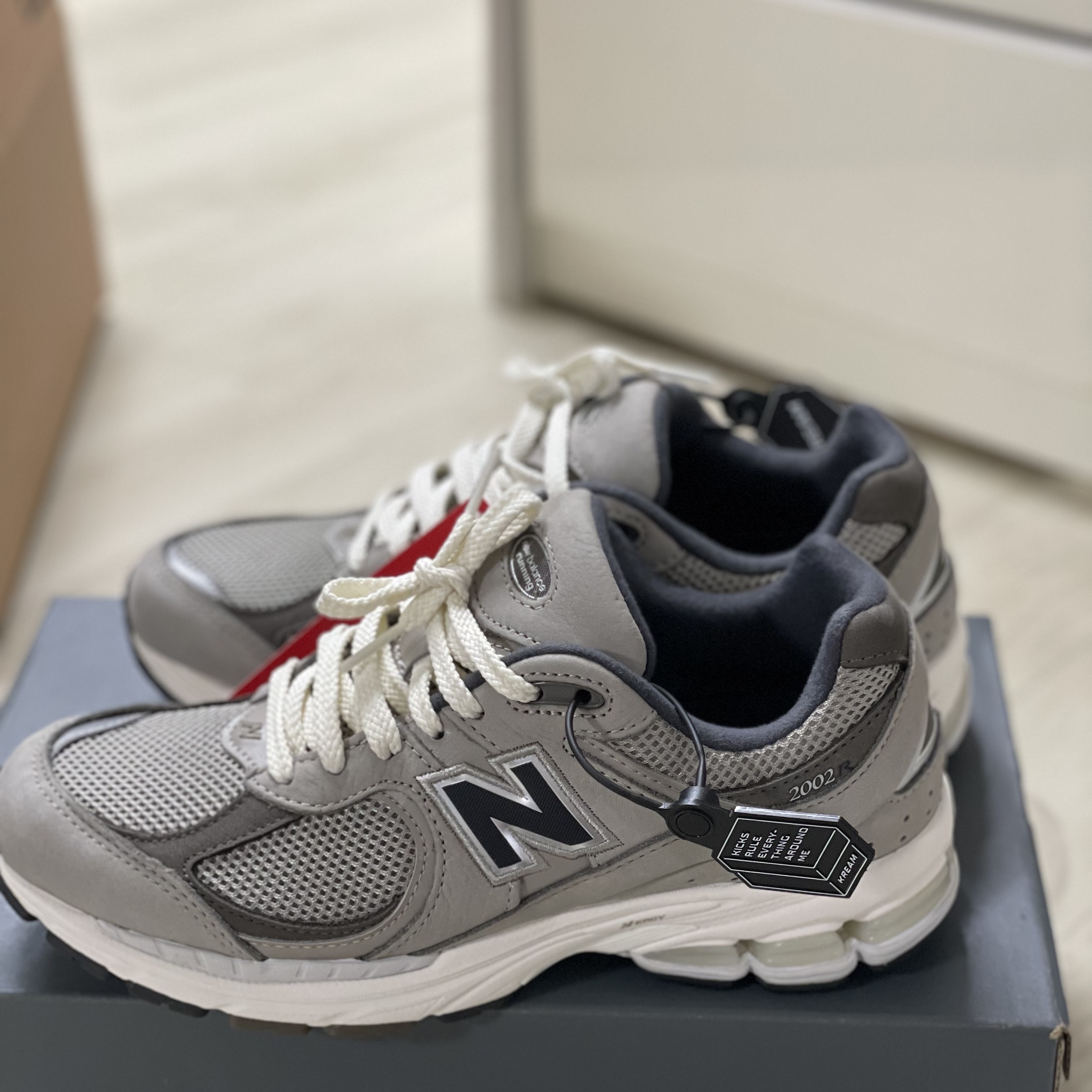 New Balance 2002 Warm Alpaca 착용 스타일
