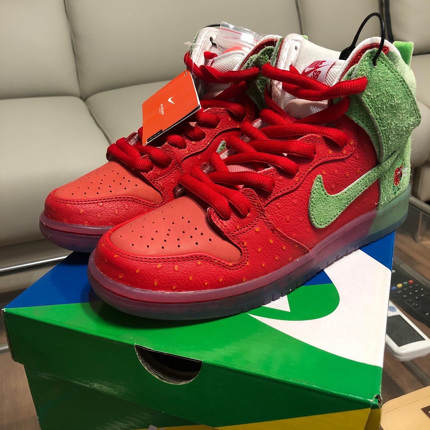 Nike SB Dunk High Pro QS Strawberry 착용 스타일 - 2