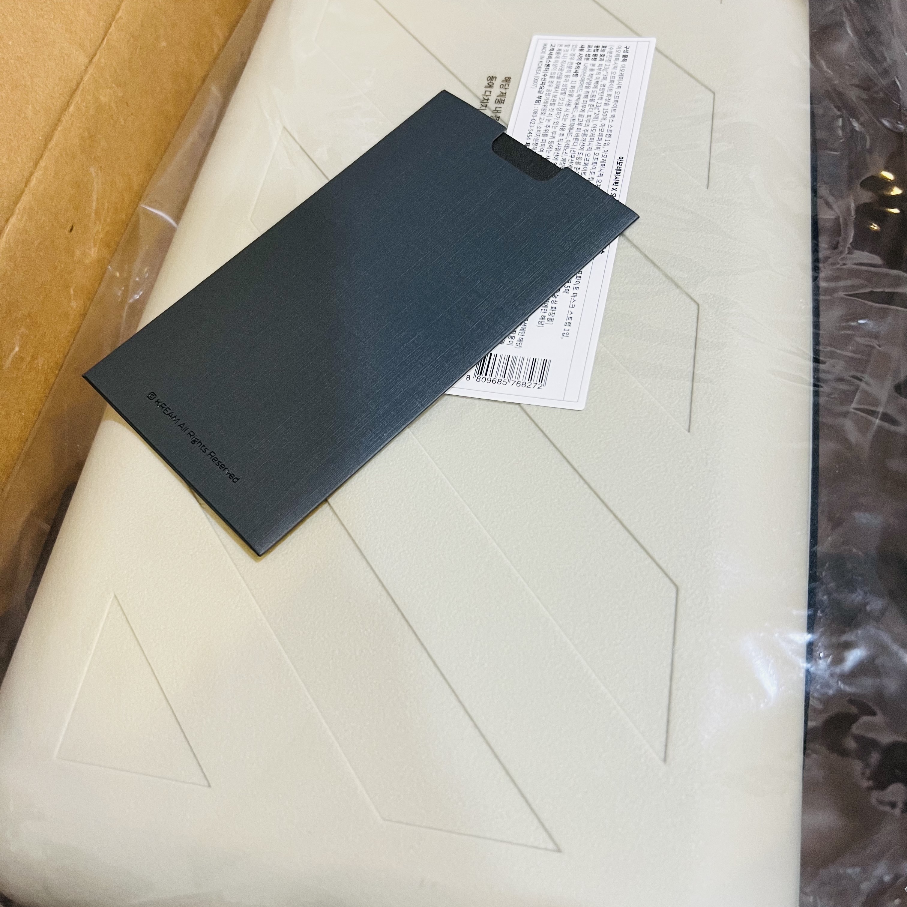 Off-White x Amore Pacific Protection Box (Without Cosmetics) 착용 스타일 - 2