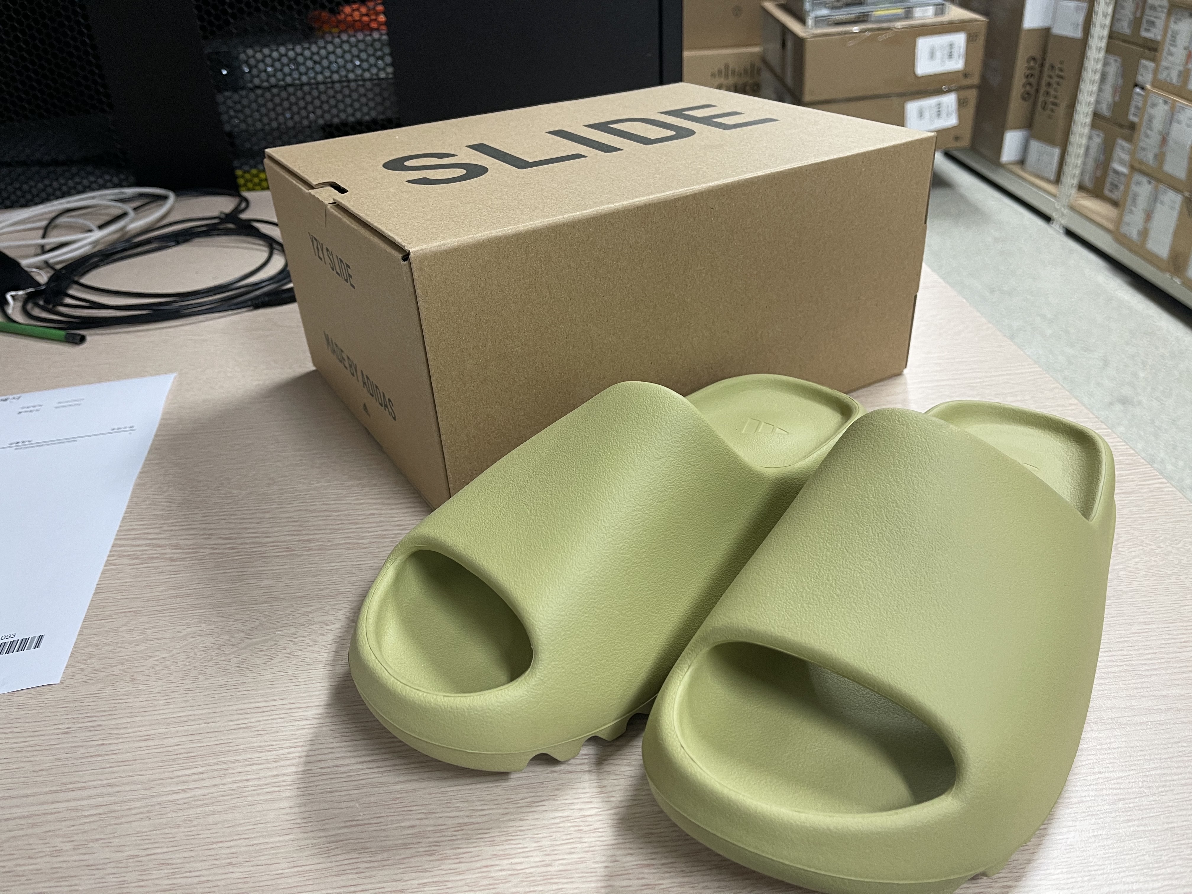 Adidas Yeezy Slide Resin 2022 착용 스타일