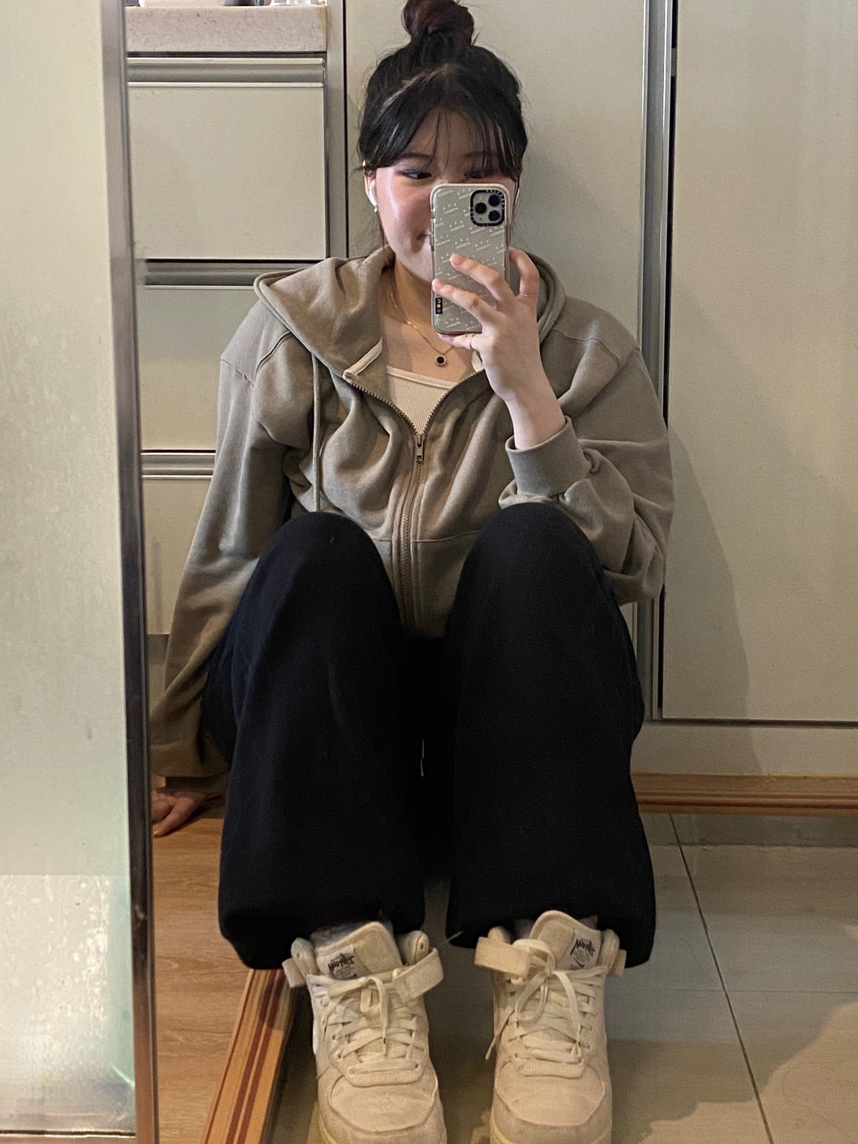 Nike x Stussy Air Force 1 '07 Mid SP Fossil, Casetify x IAB Studio iPhone White Logo Ultra Impact Bumper Case Clear 착용 스타일