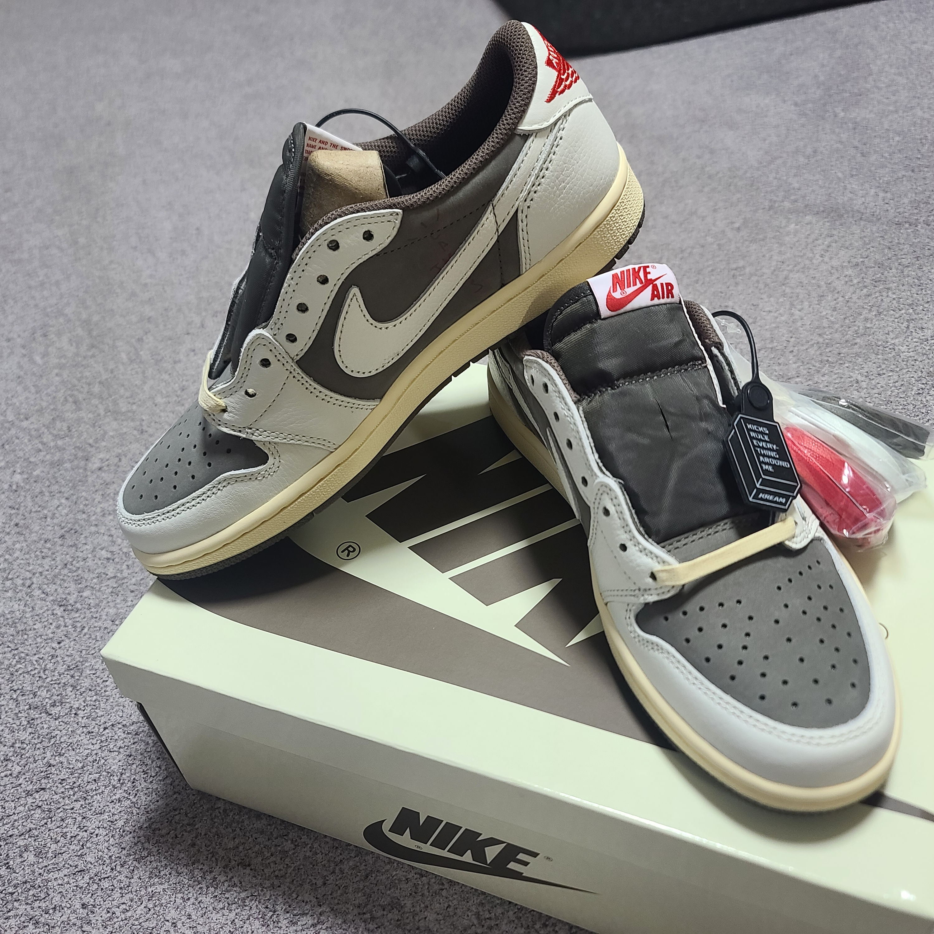 Jordan 1 x Travis Scott Retro Low OG SP Sail and Ridgerock 착용 스타일 - 2