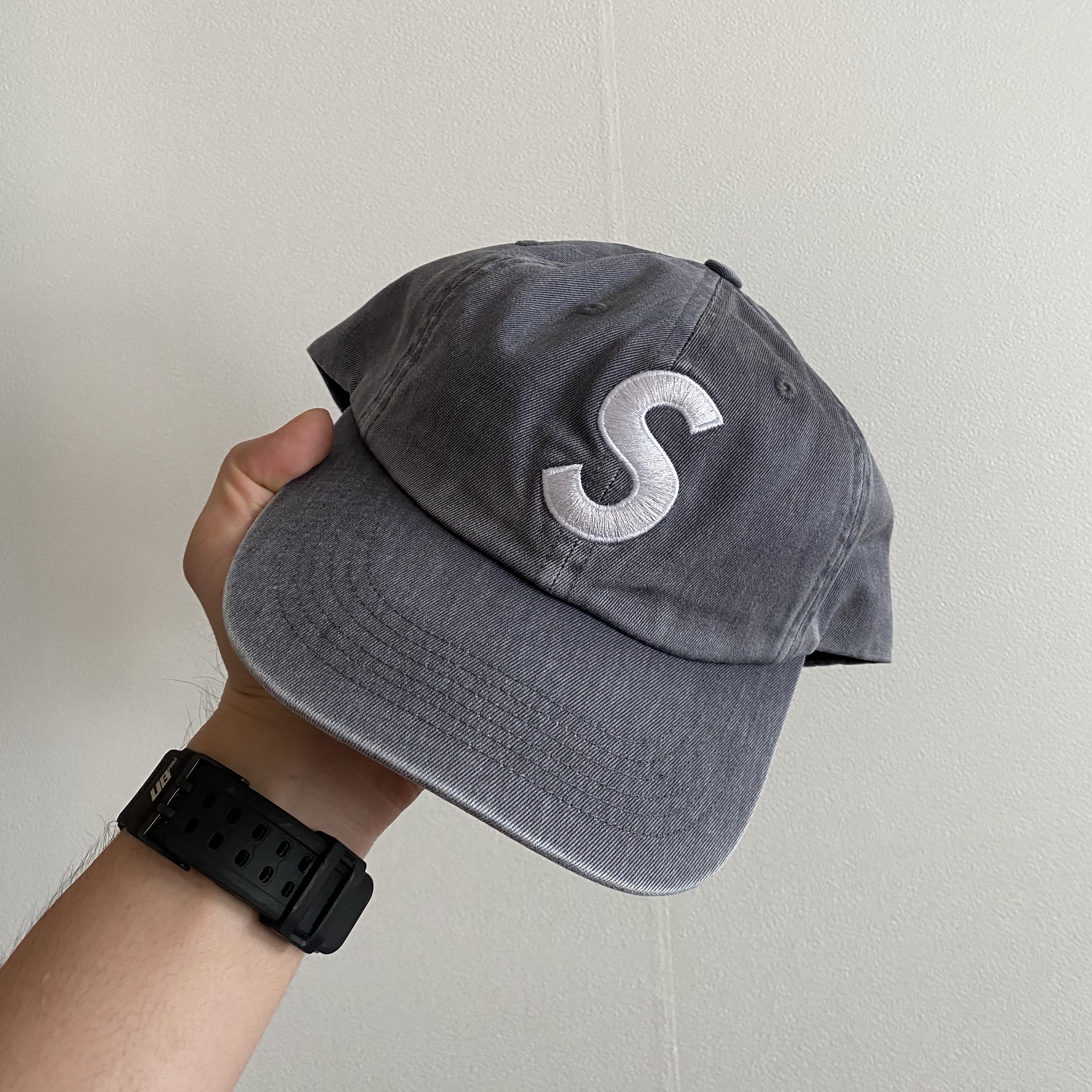 Supreme Pigment Print S Logo 6-Panel Grey - 22FW 착용 스타일