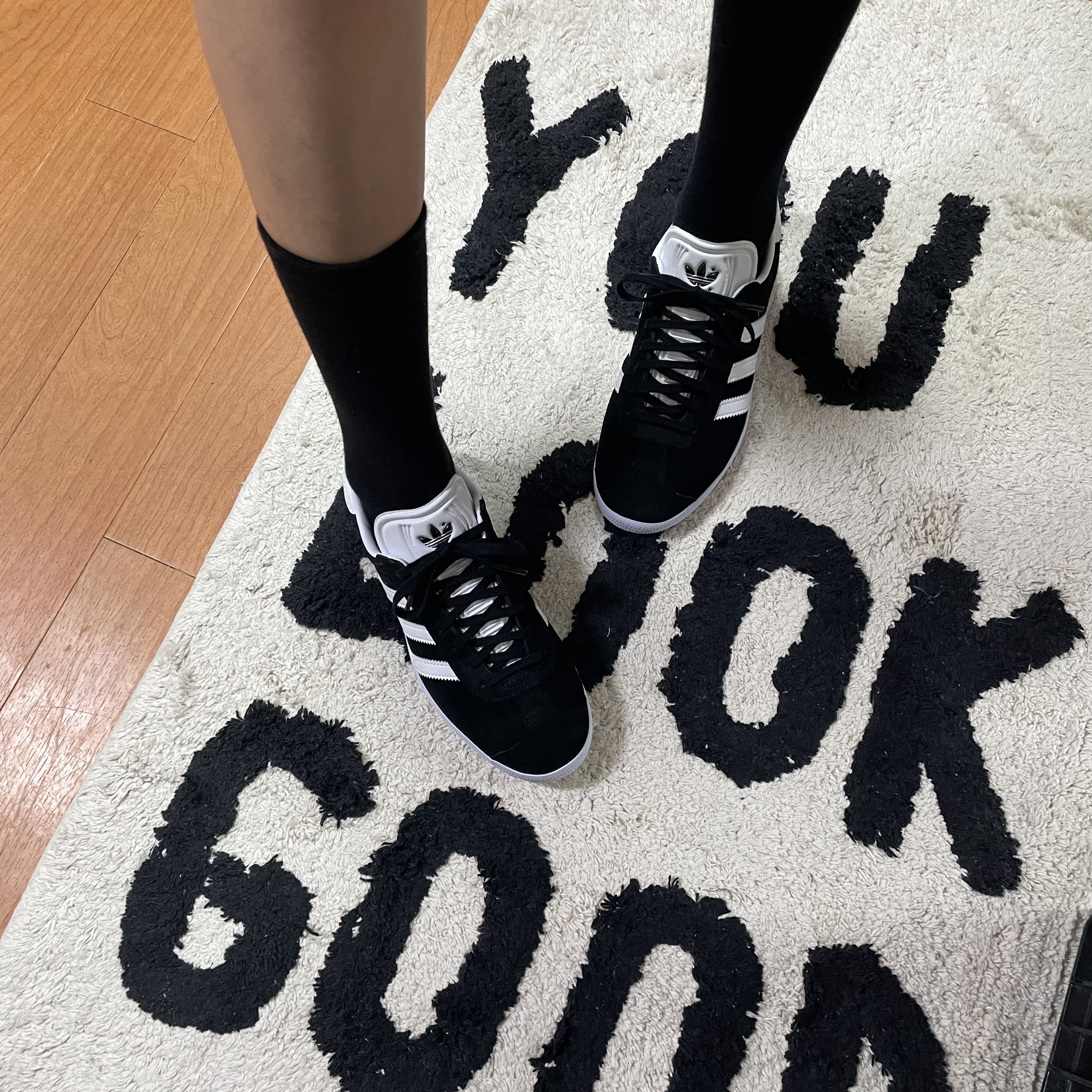 Adidas Gazelle Core Black White 착용 스타일 - 1
