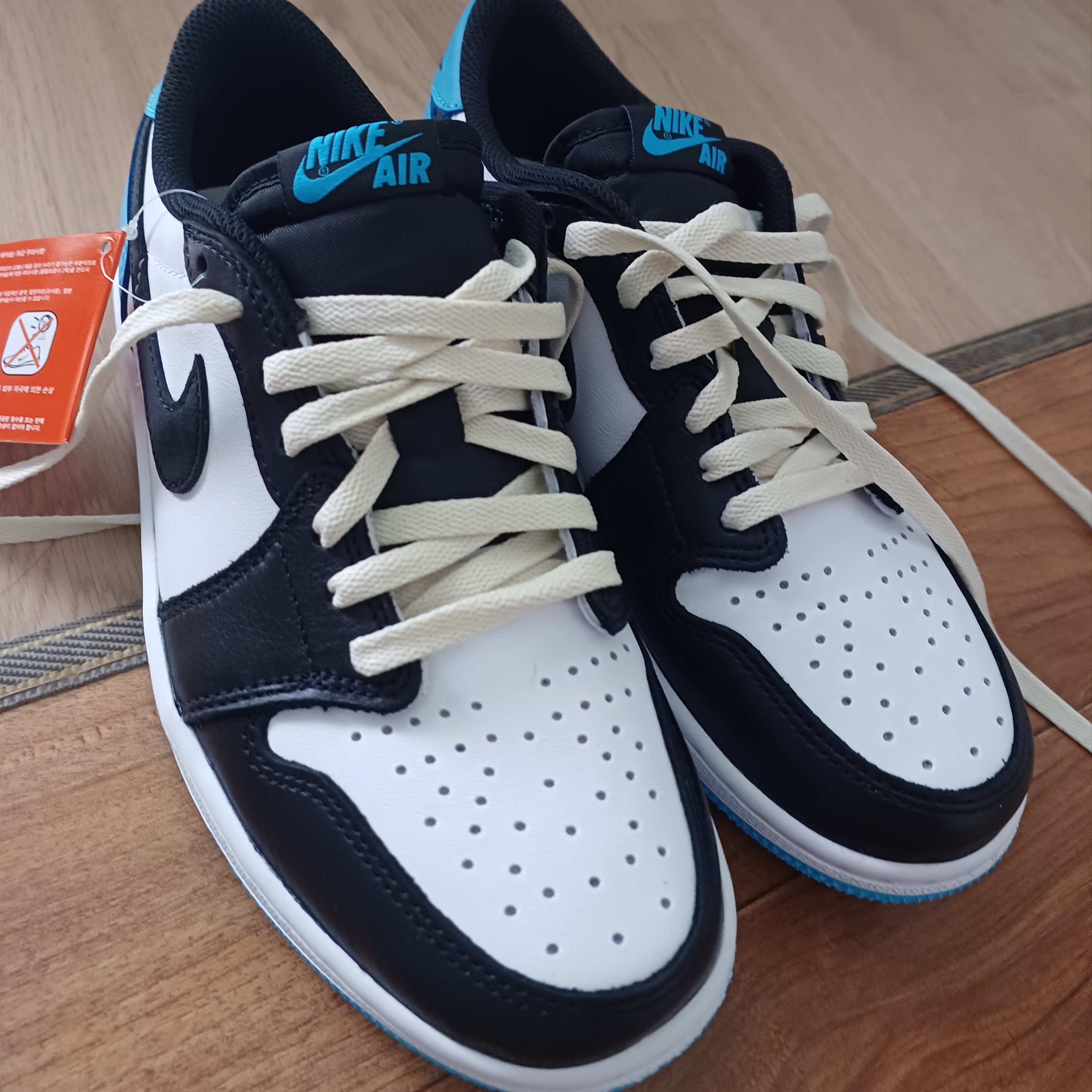 Jordan 1 Retro Low OG Black and Dark Powder Blue 착용 스타일