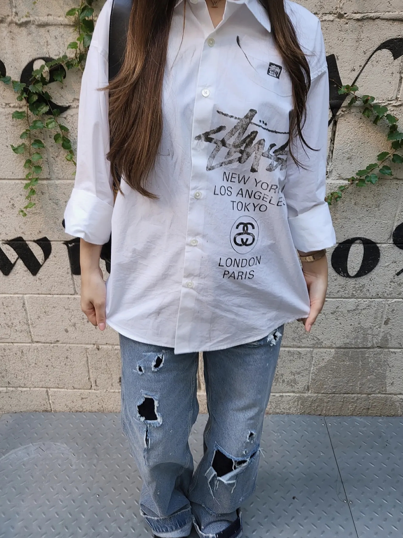 Stussy World Tour Shirt White, Zara x Ader Error Patchwork Jeans Blue 착용 스타일 - 2