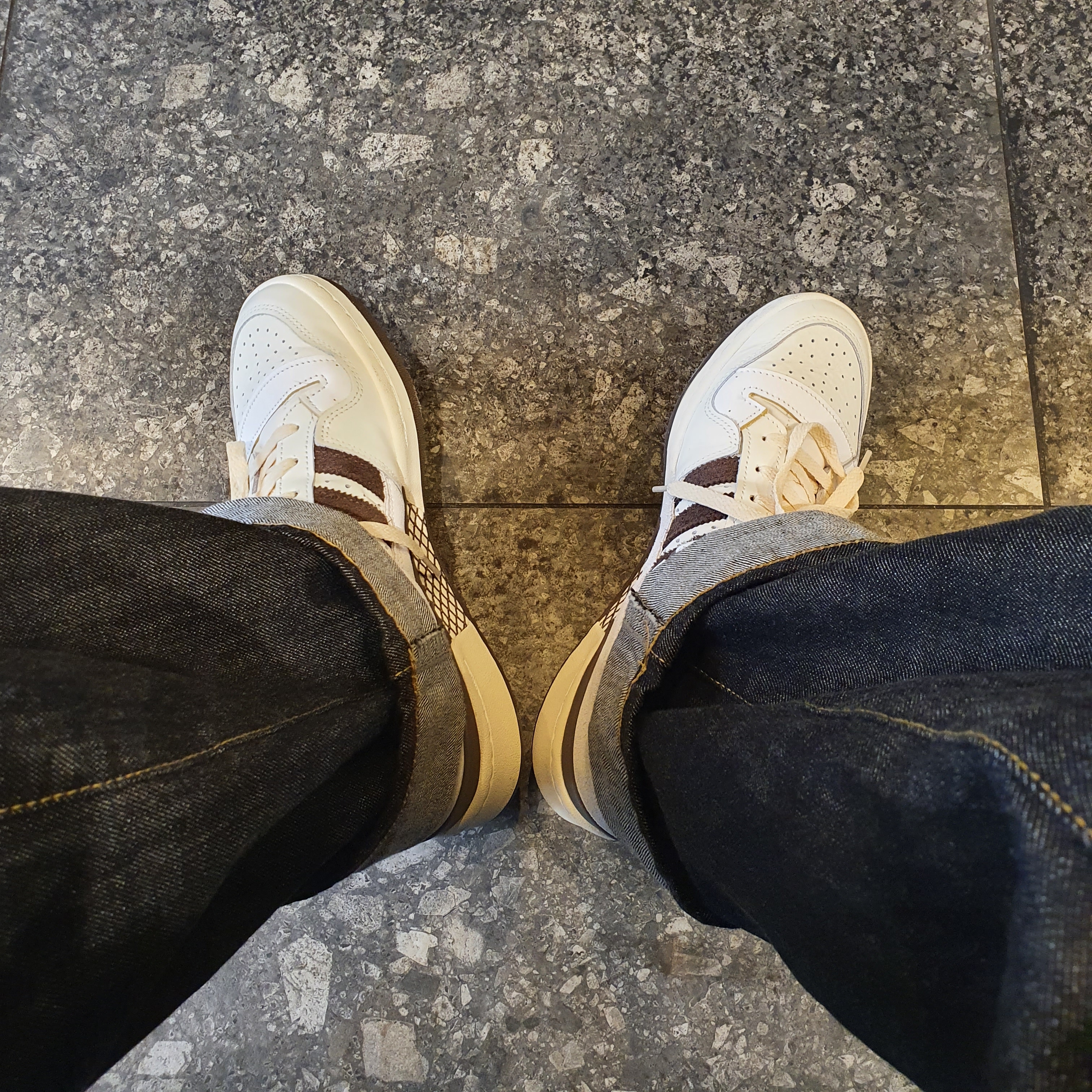 Adidas Forum 84 Low Off White Brown 착용 스타일 - 2