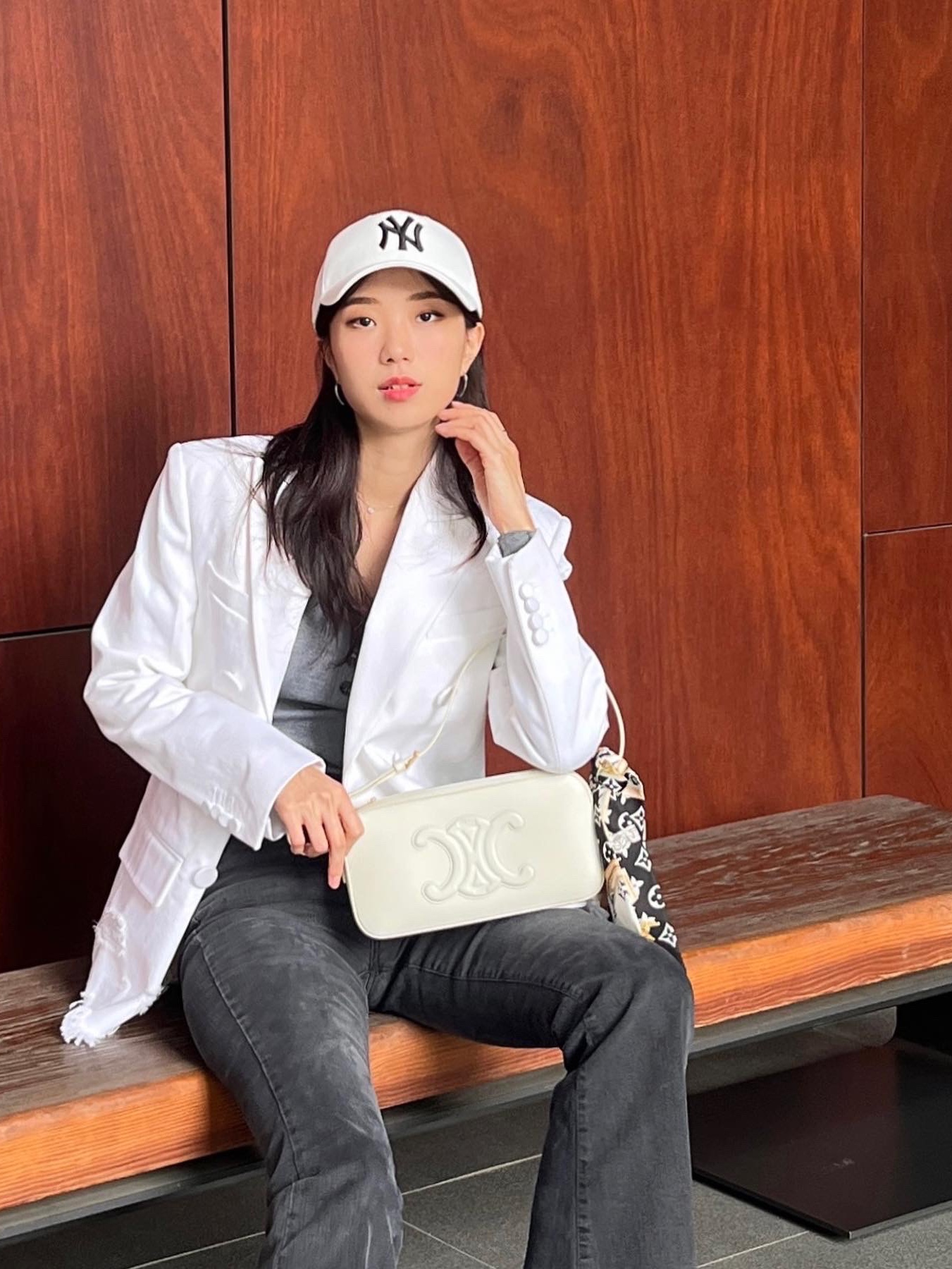 (W) Louis Vuitton Monogram Confidential Bandeau Black, Celine Camera Shoulder Bag Cuir Triomphe in Calfskin Tan 착용 스타일 - 4