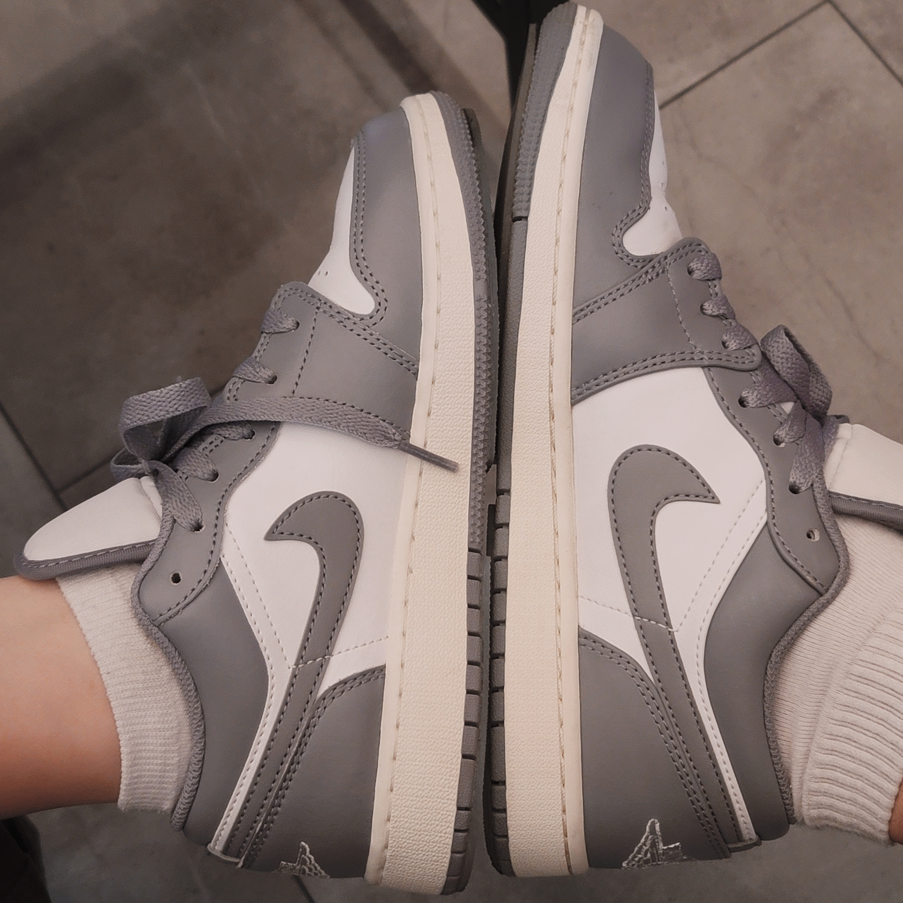 Jordan 1 Low Stealth and White, (GS) Jordan 1 Low Stealth and White 착용 스타일