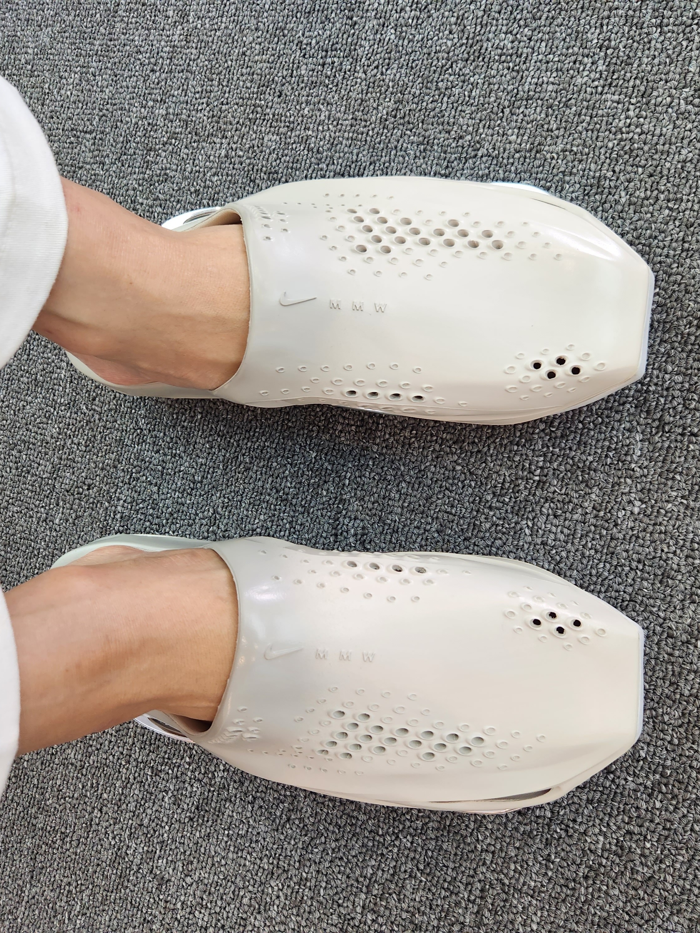 Nike x Matthew M Williams 005 Slide Light Bone and Chrome 착용 스타일 - 3