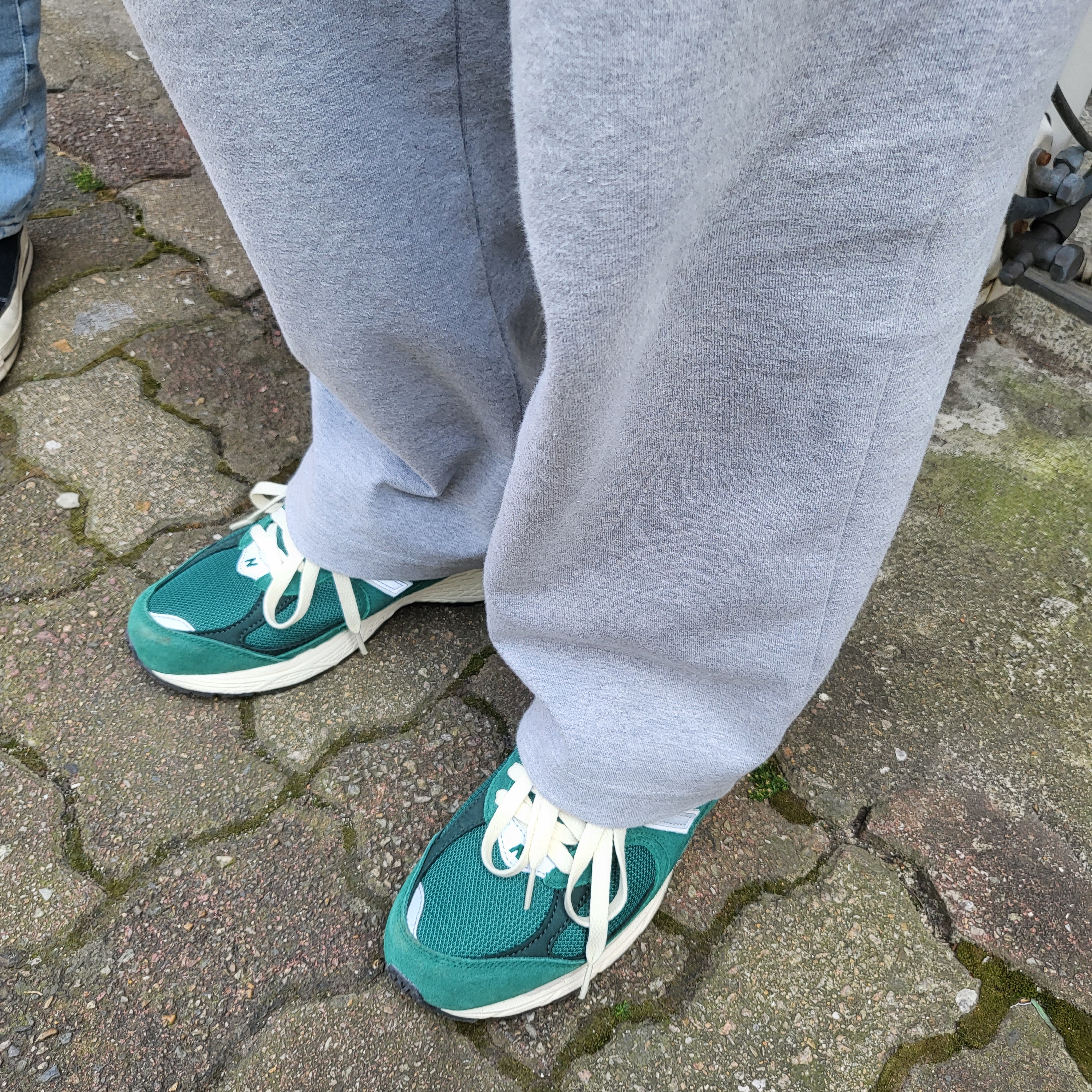 New Balance 2002R Nightwatch Green 착용 스타일