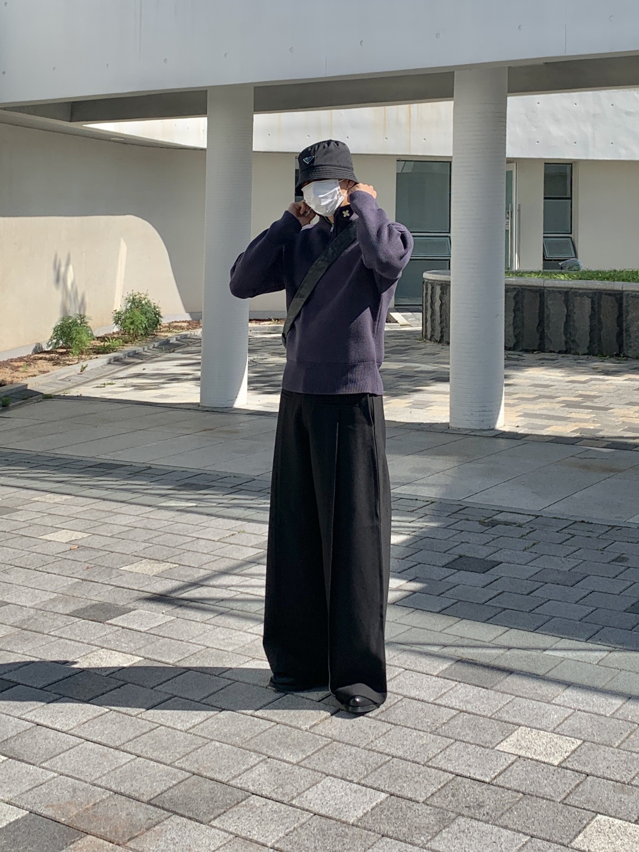 Prada Re-Nylon Bucket Hat Black 착용 스타일 - 1