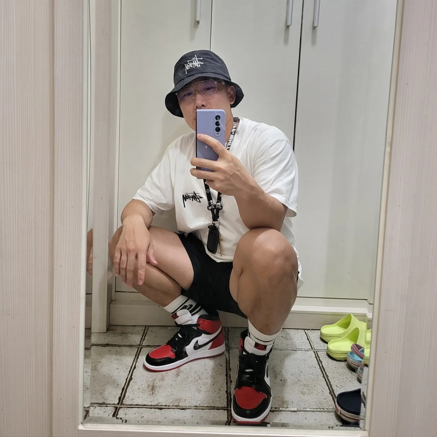 Stussy Peached Nylon Basic Bucket Hat Black, Stussy Fuzzy Dice T-Shirt White 착용 스타일